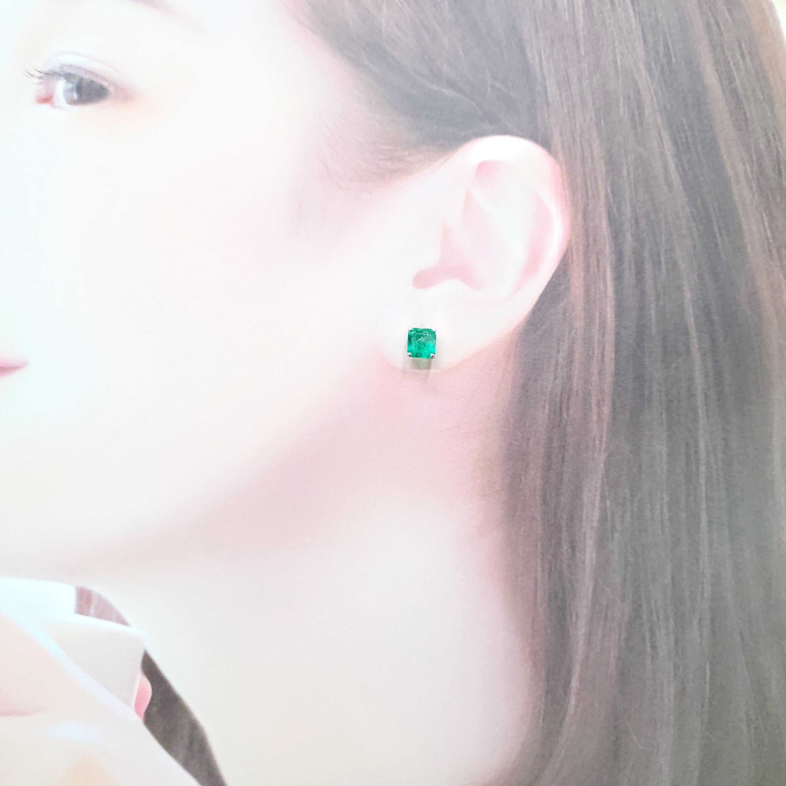 Moderne Boucles d'oreilles en or blanc 18 carats certifiées IGI et composées d'émeraudes et de diamants de Colombie de 2,65ct en vente