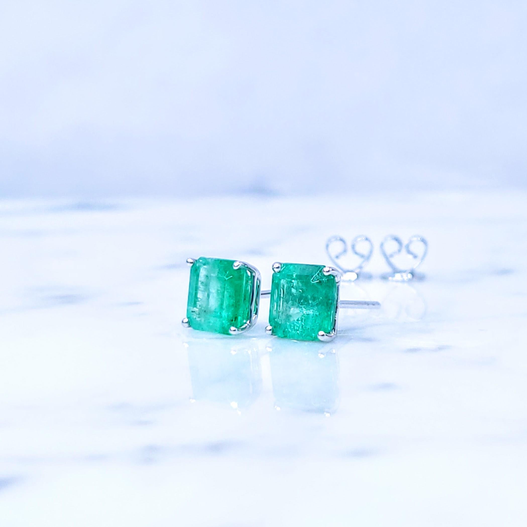 Taille émeraude Boucles d'oreilles en or blanc 18 carats certifiées IGI et composées d'émeraudes et de diamants de Colombie de 2,65ct en vente