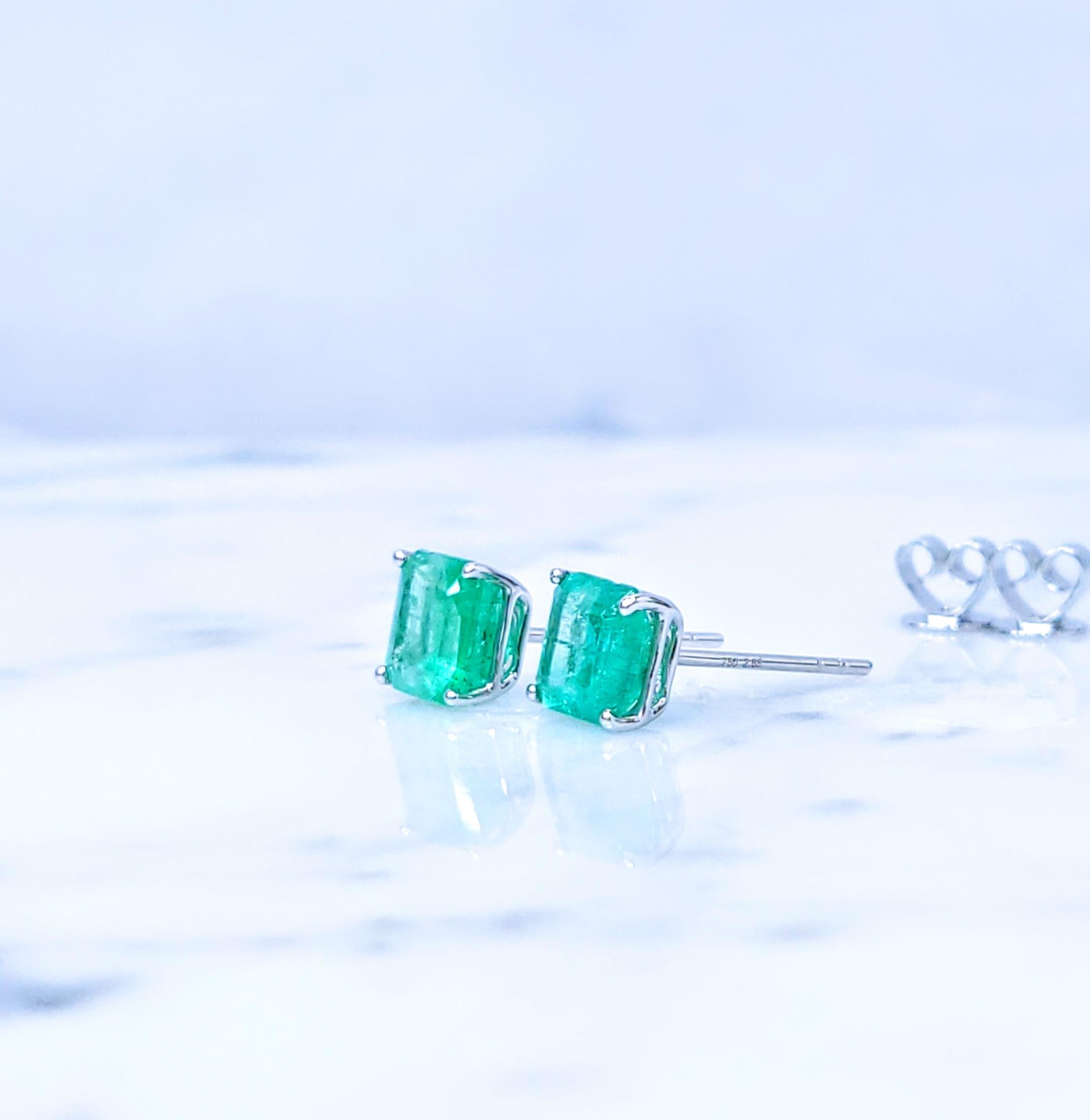 Boucles d'oreilles en or blanc 18 carats certifiées IGI et composées d'émeraudes et de diamants de Colombie de 2,65ct Neuf - En vente à KOWLOON, HK