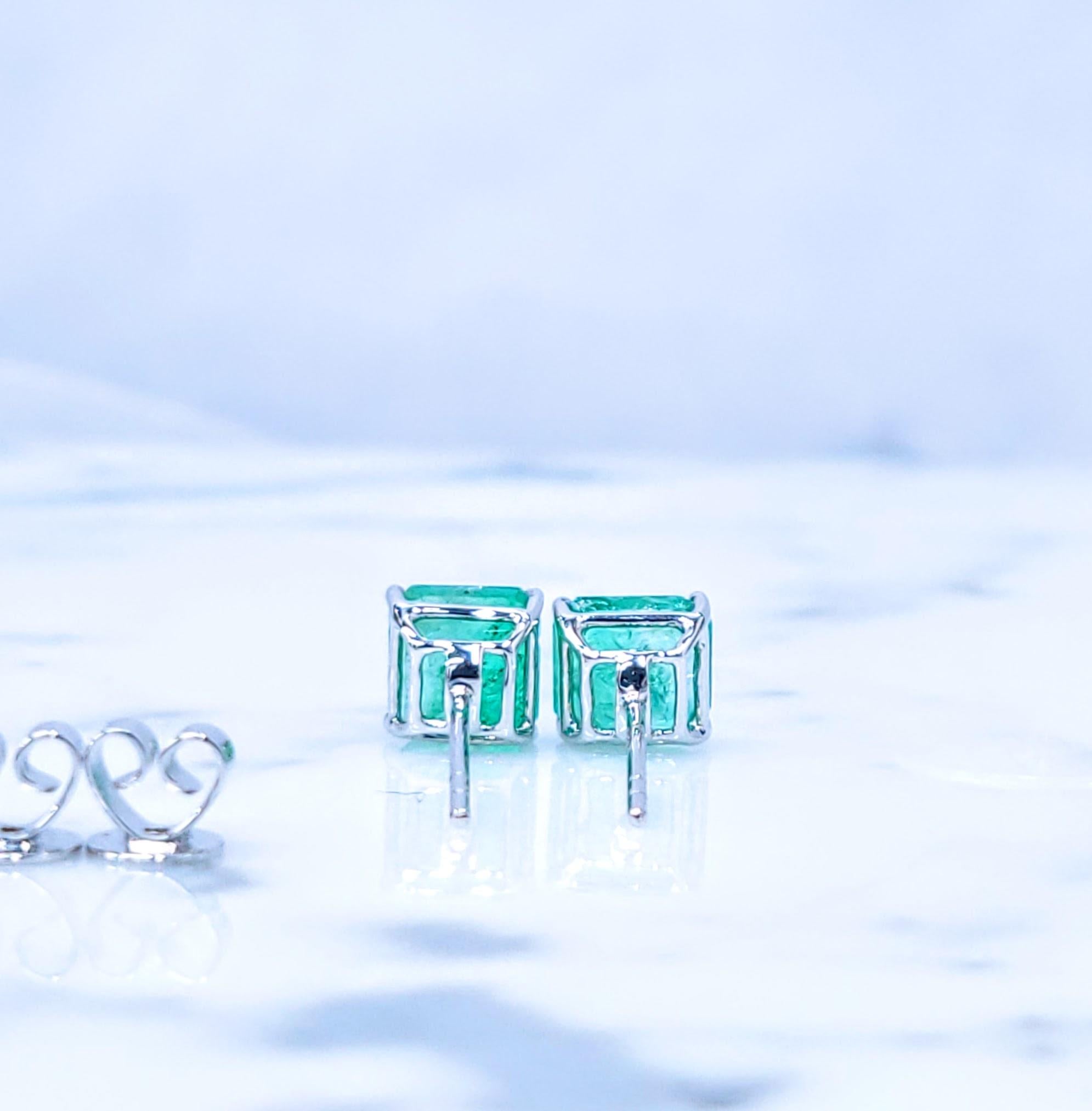 Boucles d'oreilles en or blanc 18 carats certifiées IGI et composées d'émeraudes et de diamants de Colombie de 2,65ct Pour femmes en vente