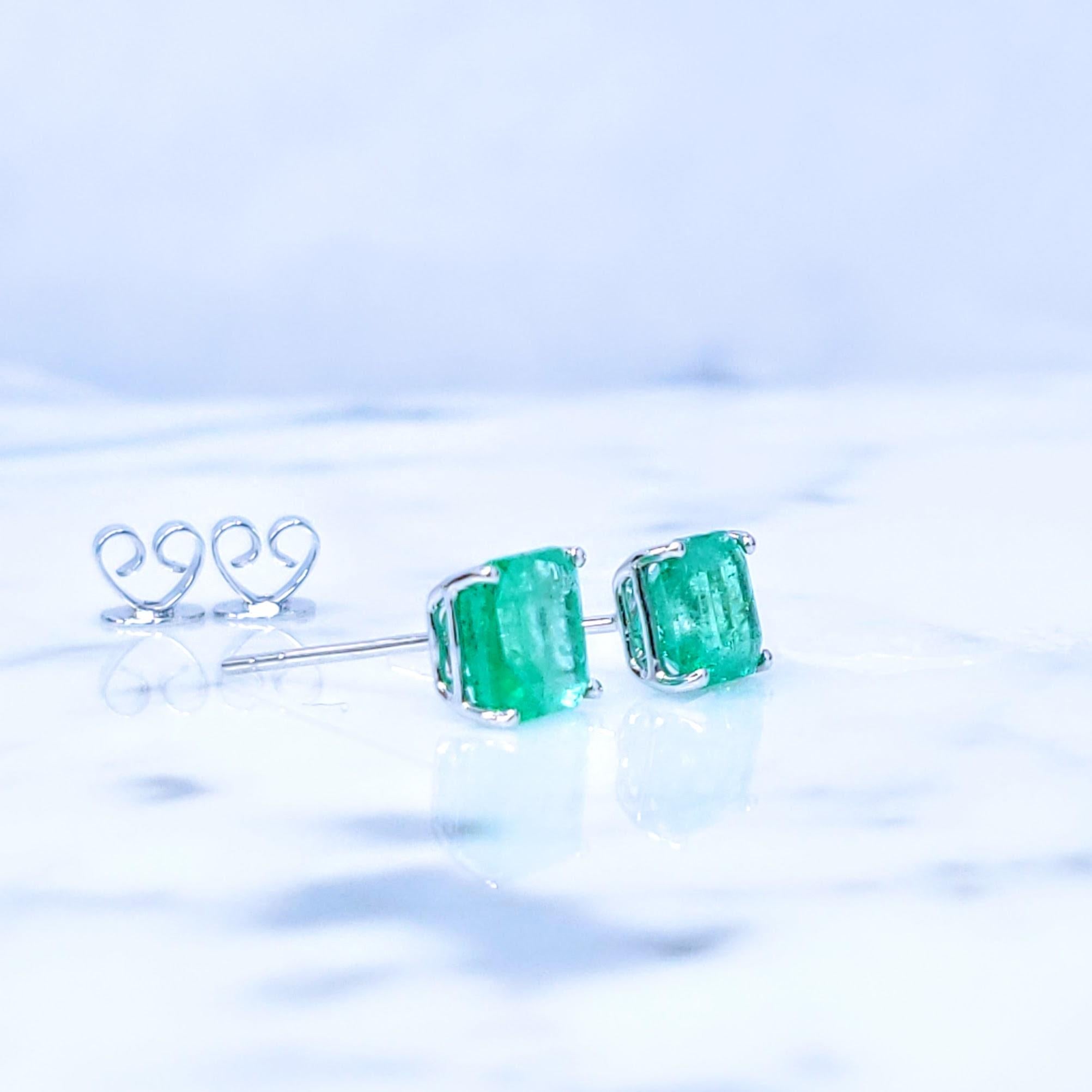 Boucles d'oreilles en or blanc 18 carats certifiées IGI et composées d'émeraudes et de diamants de Colombie de 2,65ct en vente 1