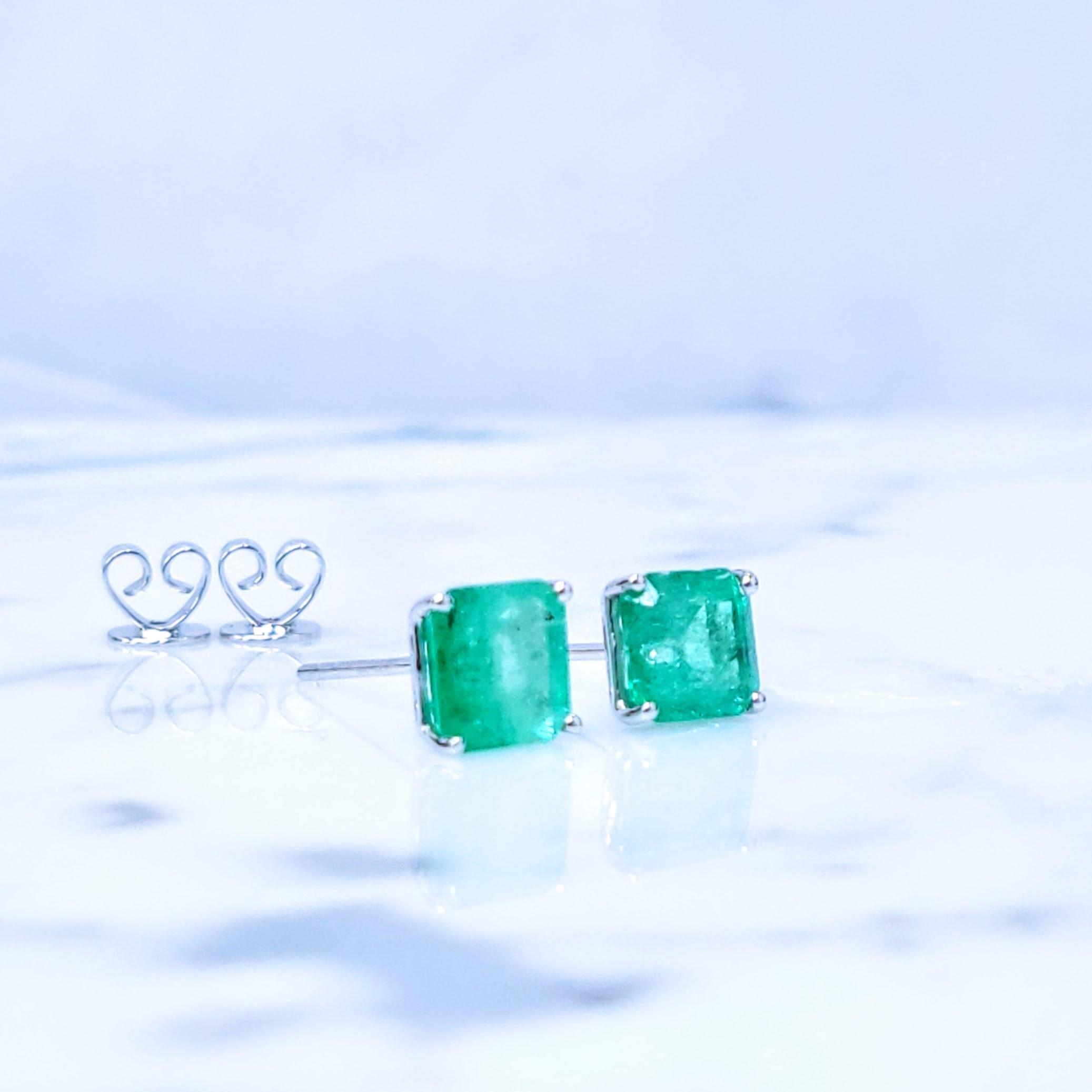 Boucles d'oreilles en or blanc 18 carats certifiées IGI et composées d'émeraudes et de diamants de Colombie de 2,65ct en vente 2