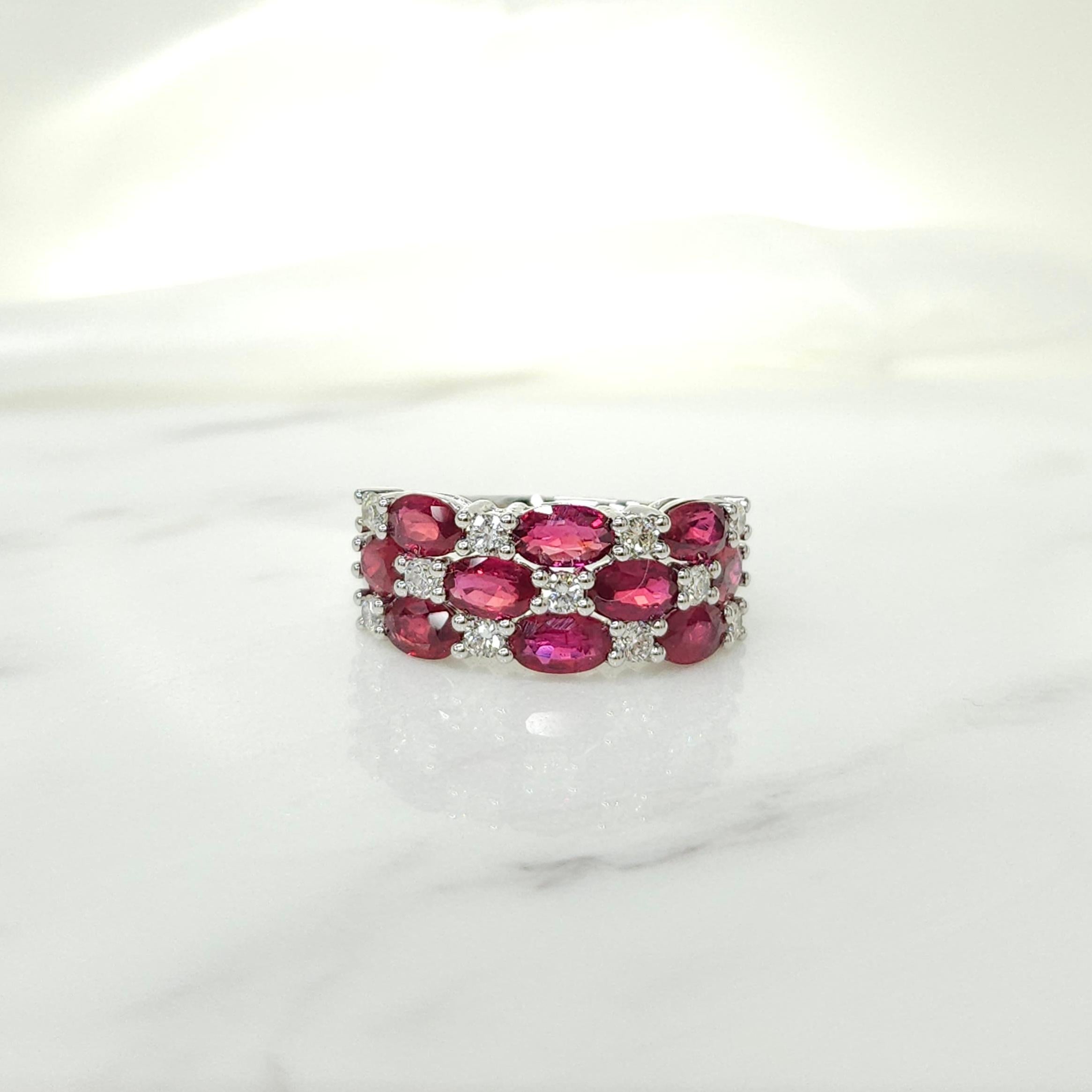 IGI Certified 2.66 Carat Ruby & Diamond Ring in 18K White Gold In New Condition For Sale In KOWLOON, HK