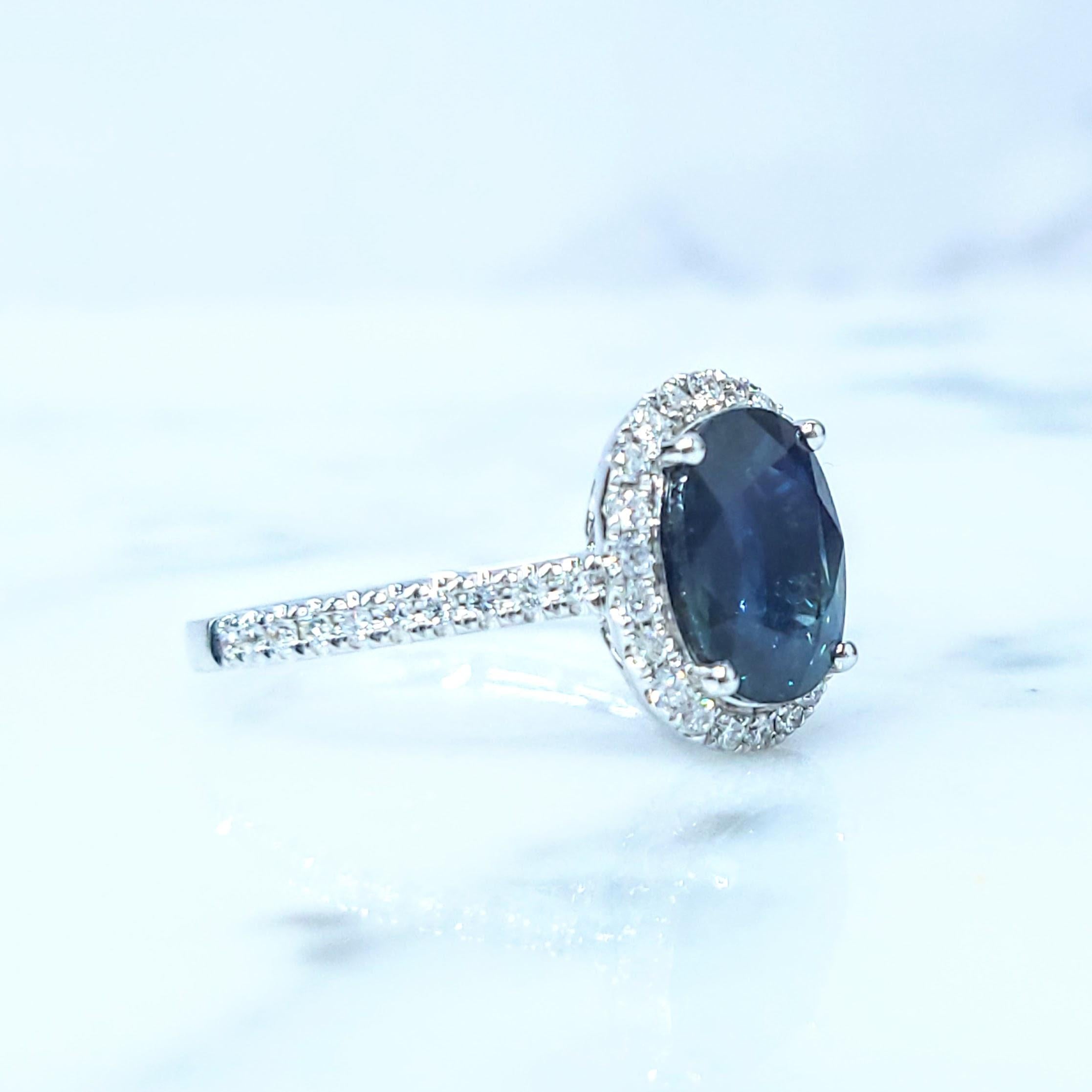 Cette bague captivante met en valeur un magnifique saphir ovale de 2,68 carats à taille mixte, une gemme qui dégage à la fois de l'élégance et une touche royale. Le saphir, avec sa teinte bleu profond, est une véritable pièce d'apparat, sa forme