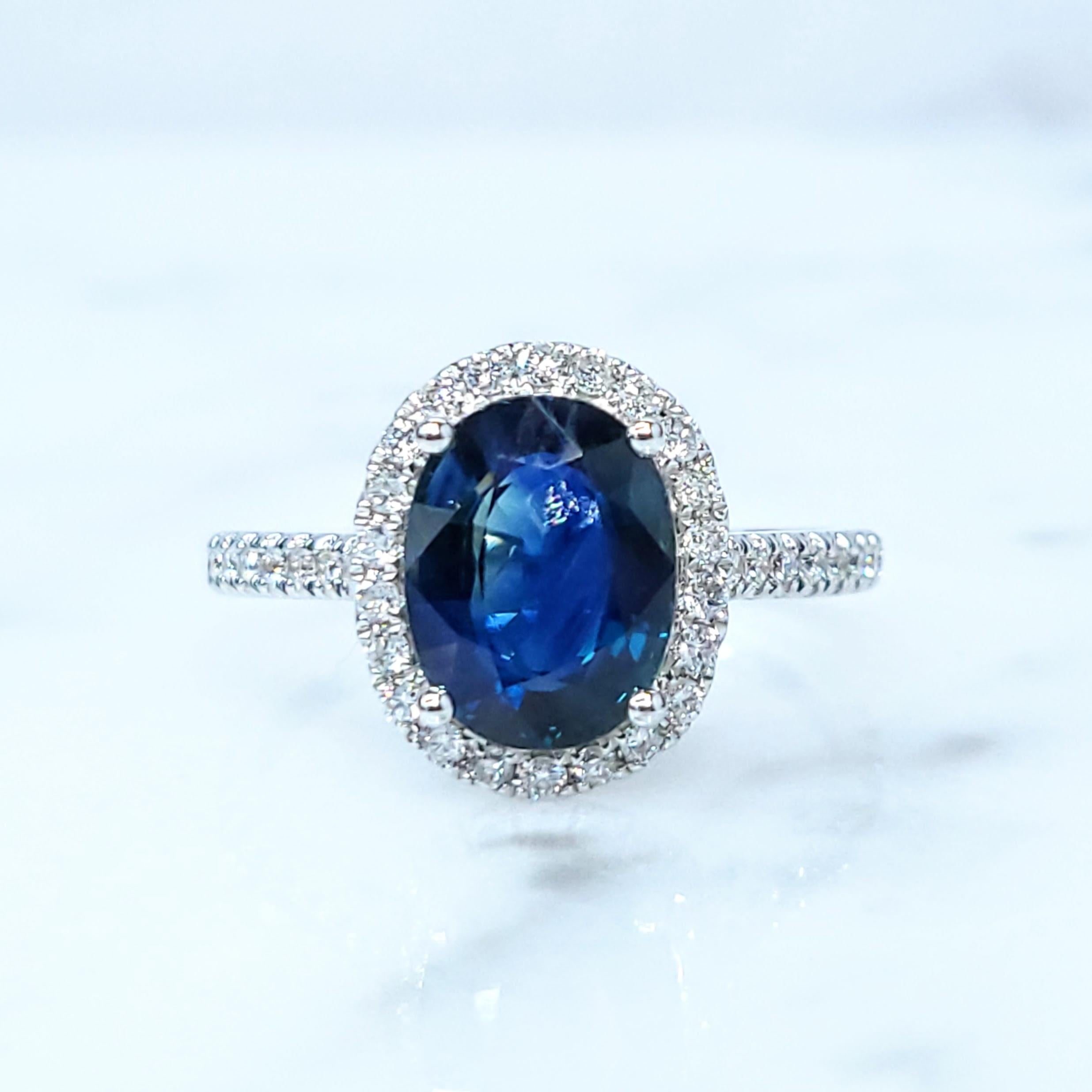 Moderne Bague en or blanc 18 carats avec saphir bleu de 2,68 carats et diamants certifiés IGI en vente