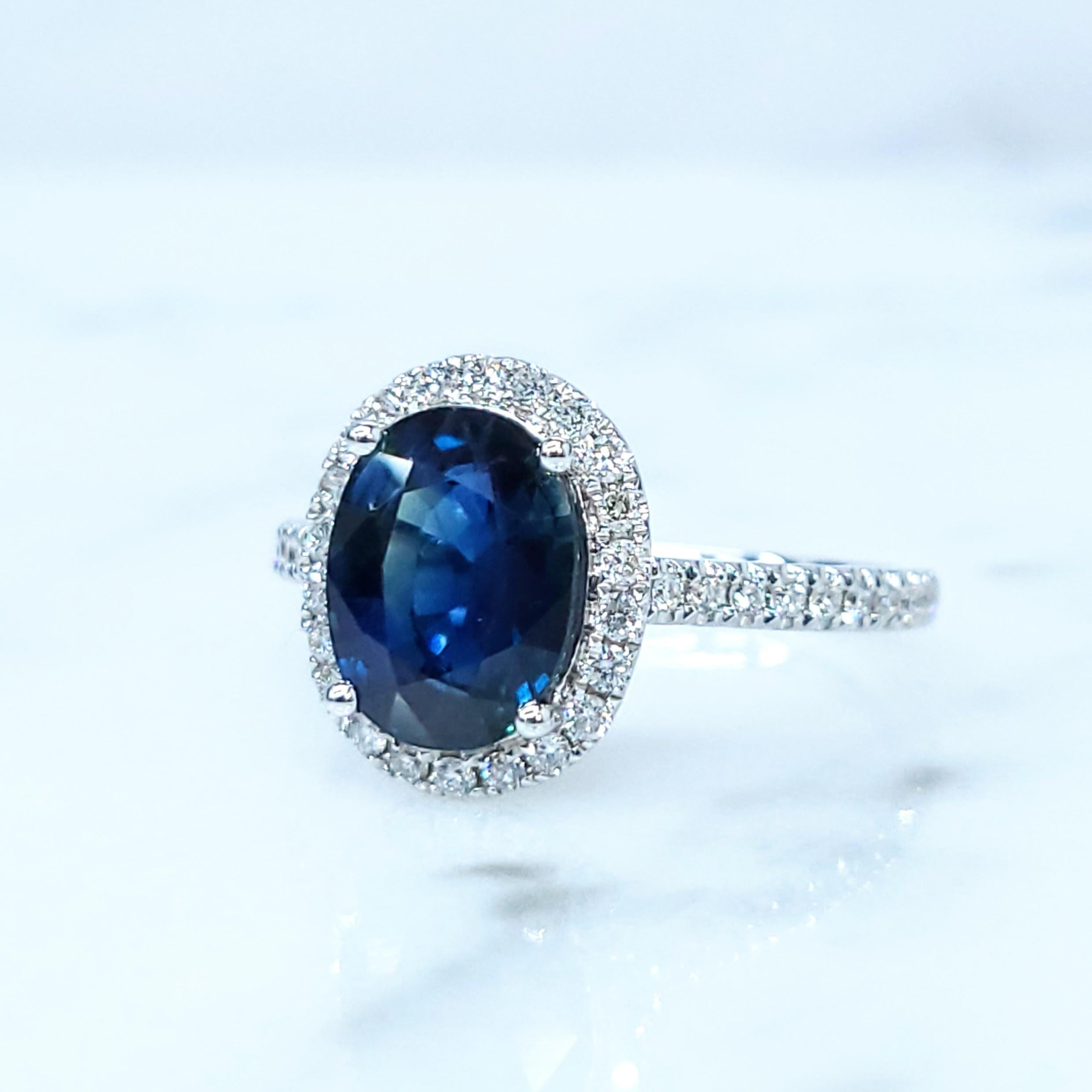 Taille ovale Bague en or blanc 18 carats avec saphir bleu de 2,68 carats et diamants certifiés IGI en vente