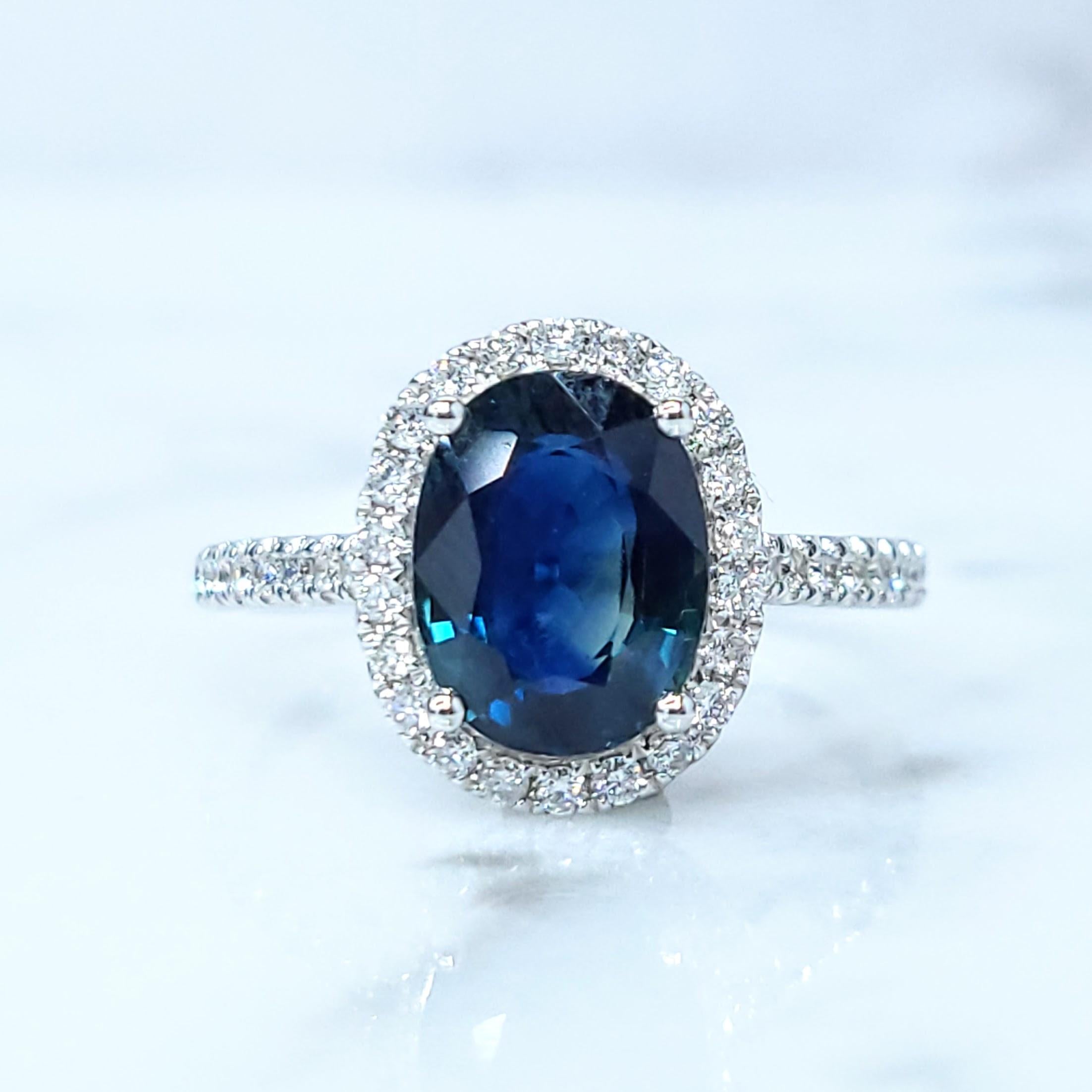 Bague en or blanc 18 carats avec saphir bleu de 2,68 carats et diamants certifiés IGI Neuf - En vente à KOWLOON, HK
