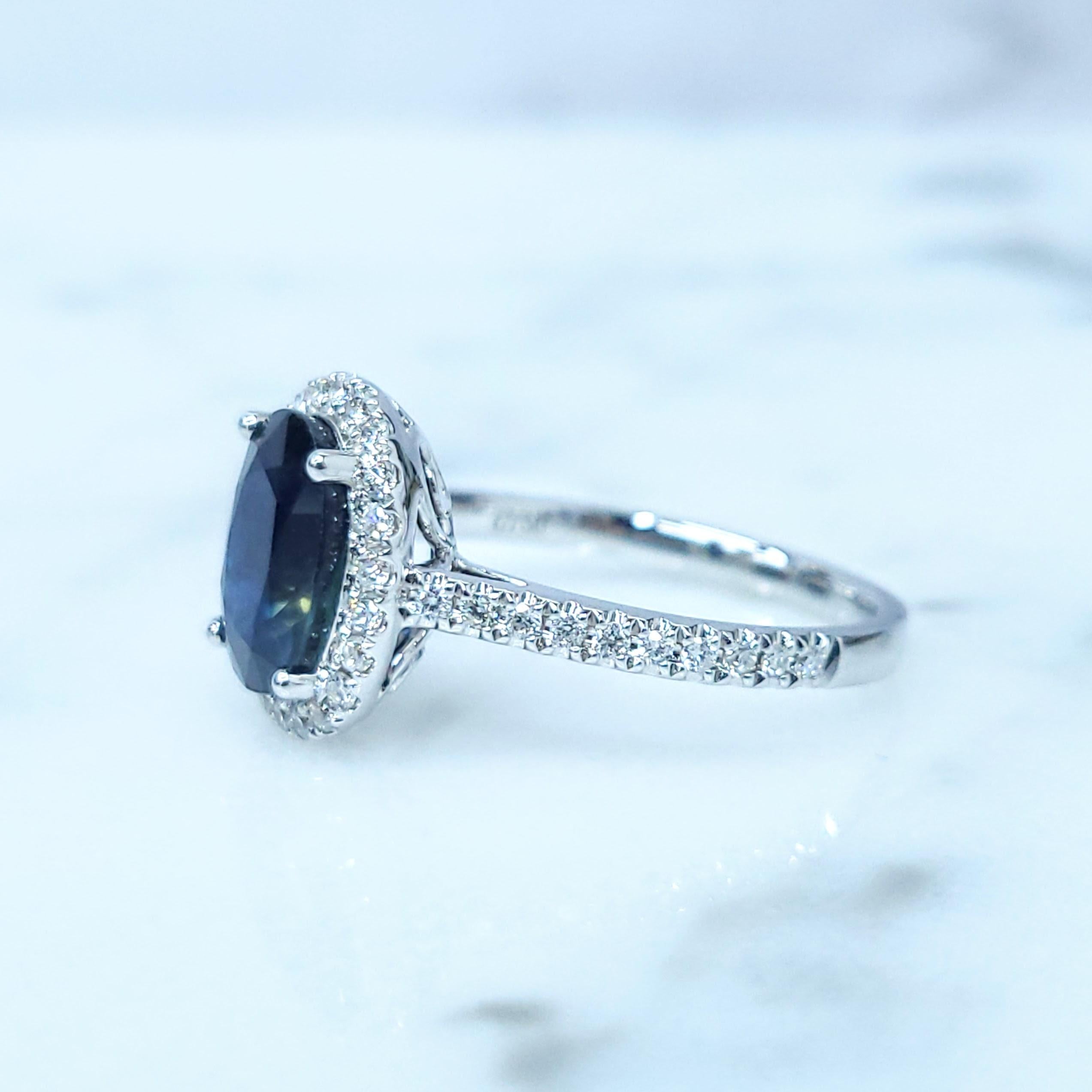 Bague en or blanc 18 carats avec saphir bleu de 2,68 carats et diamants certifiés IGI Pour femmes en vente
