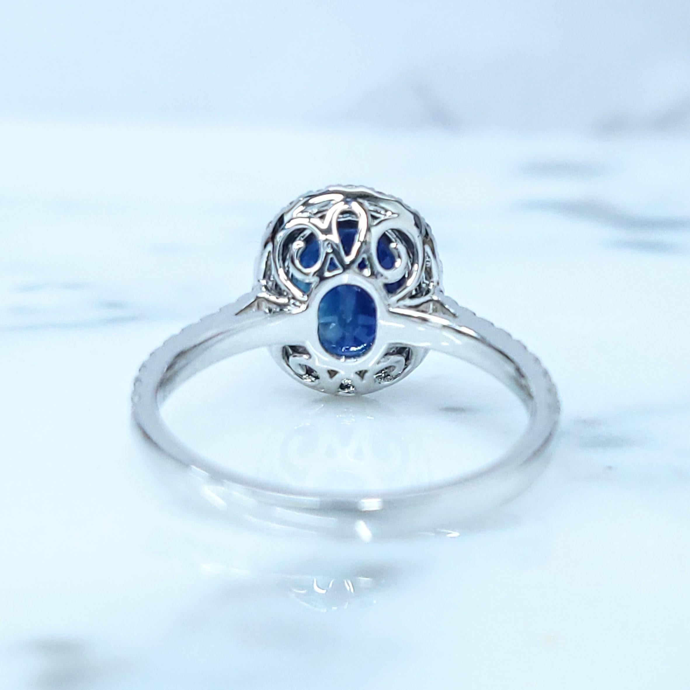 Bague en or blanc 18 carats avec saphir bleu de 2,68 carats et diamants certifiés IGI en vente 1