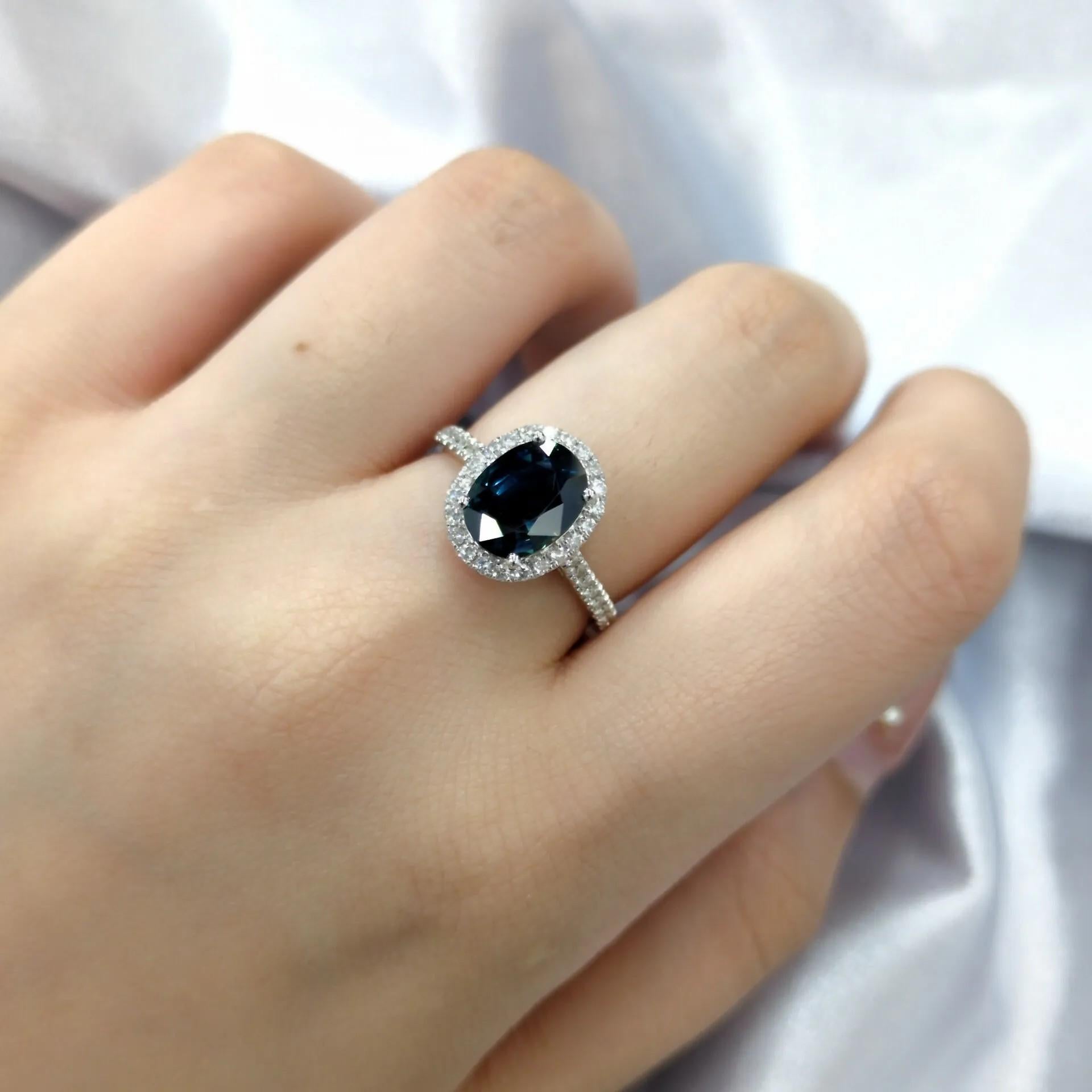 Bague en or blanc 18 carats avec saphir bleu de 2,68 carats et diamants certifiés IGI en vente 2