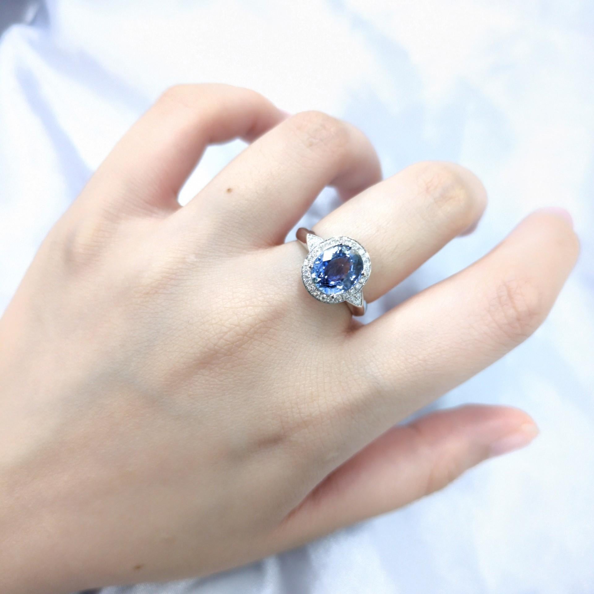 Admirez l'élégance classique de cette bague certifiée IGI, un bijou époustouflant pesant 4,36 grammes et réalisé en or blanc 18 carats brillant. Cette pièce présente un poids total estimé à 2,90 carats de pierres précieuses, offrant un mélange