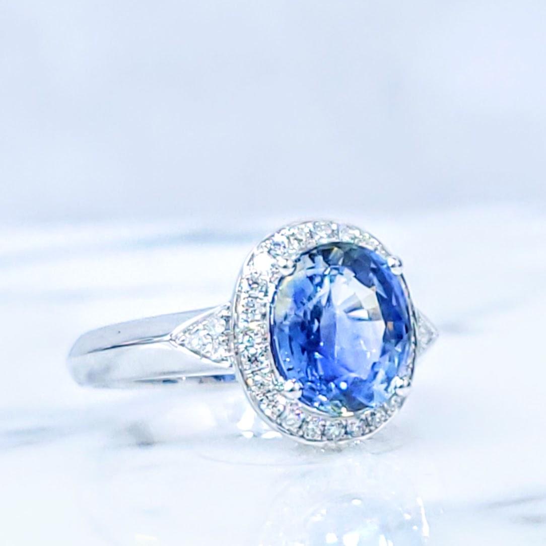 Taille ovale Bague en or blanc 18 carats certifiée IGI avec saphir et diamant de 2,70 carats en vente