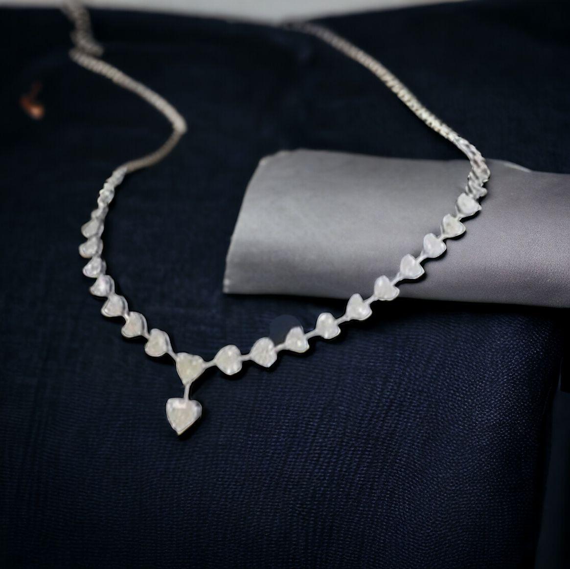 Ce collier de diamants exquis est l'incarnation du luxe et de l'élégance. Les diamants étincelants, méticuleusement sertis dans une superbe monture en or, créent un étalage d'opulence envoûtant. Conçu dans un esprit romantique et polyvalent, ce
