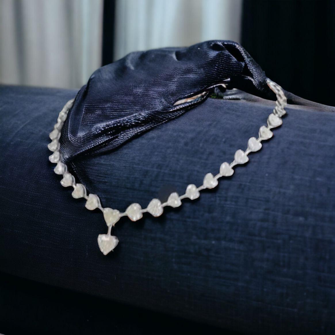 Taille cœur Certifié IGI 27,00 carats  Diamants naturels en forme de cœur en or 18 carats  Collier en vente