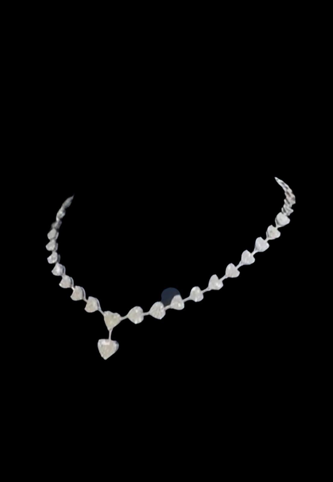 Certifié IGI 27,00 carats  Diamants naturels en forme de cœur en or 18 carats  Collier Neuf - En vente à Massafra, IT