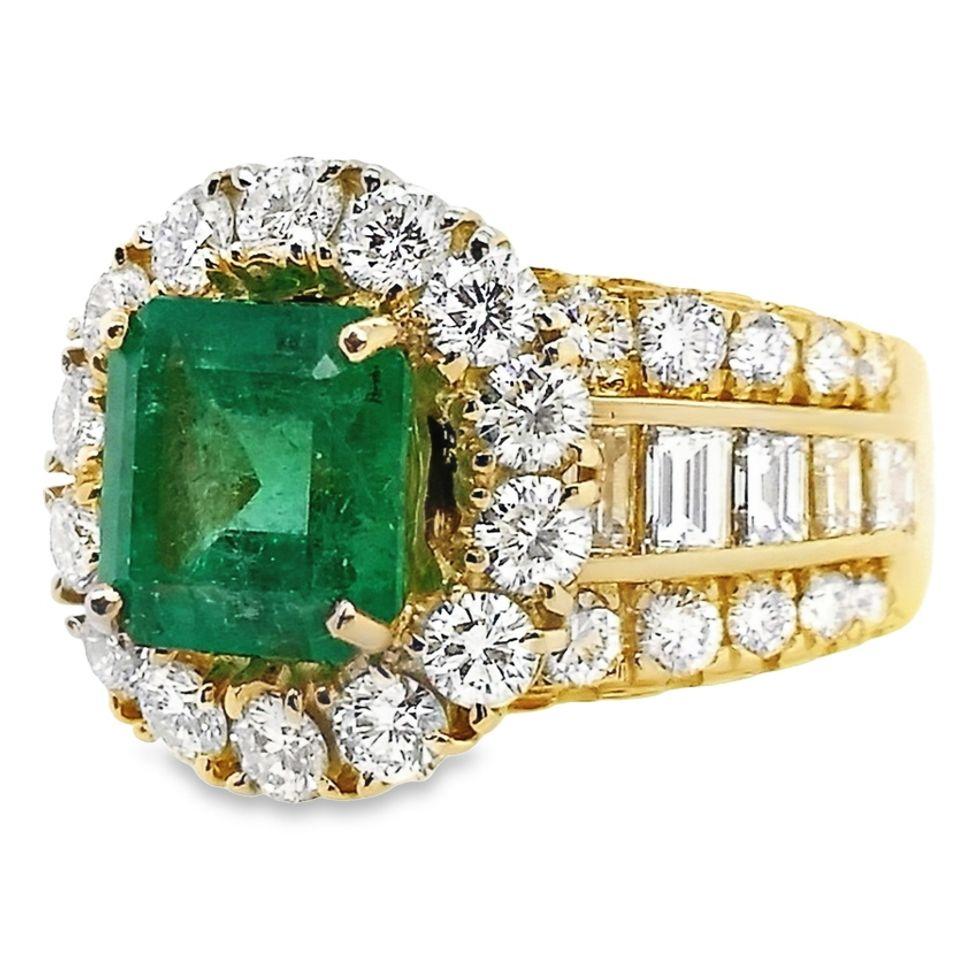 Emerald Cut IGI Certified 2.71ct Colombia Emerald 2.76ct Diamonds 18K Yellow Gold Ring For Sale