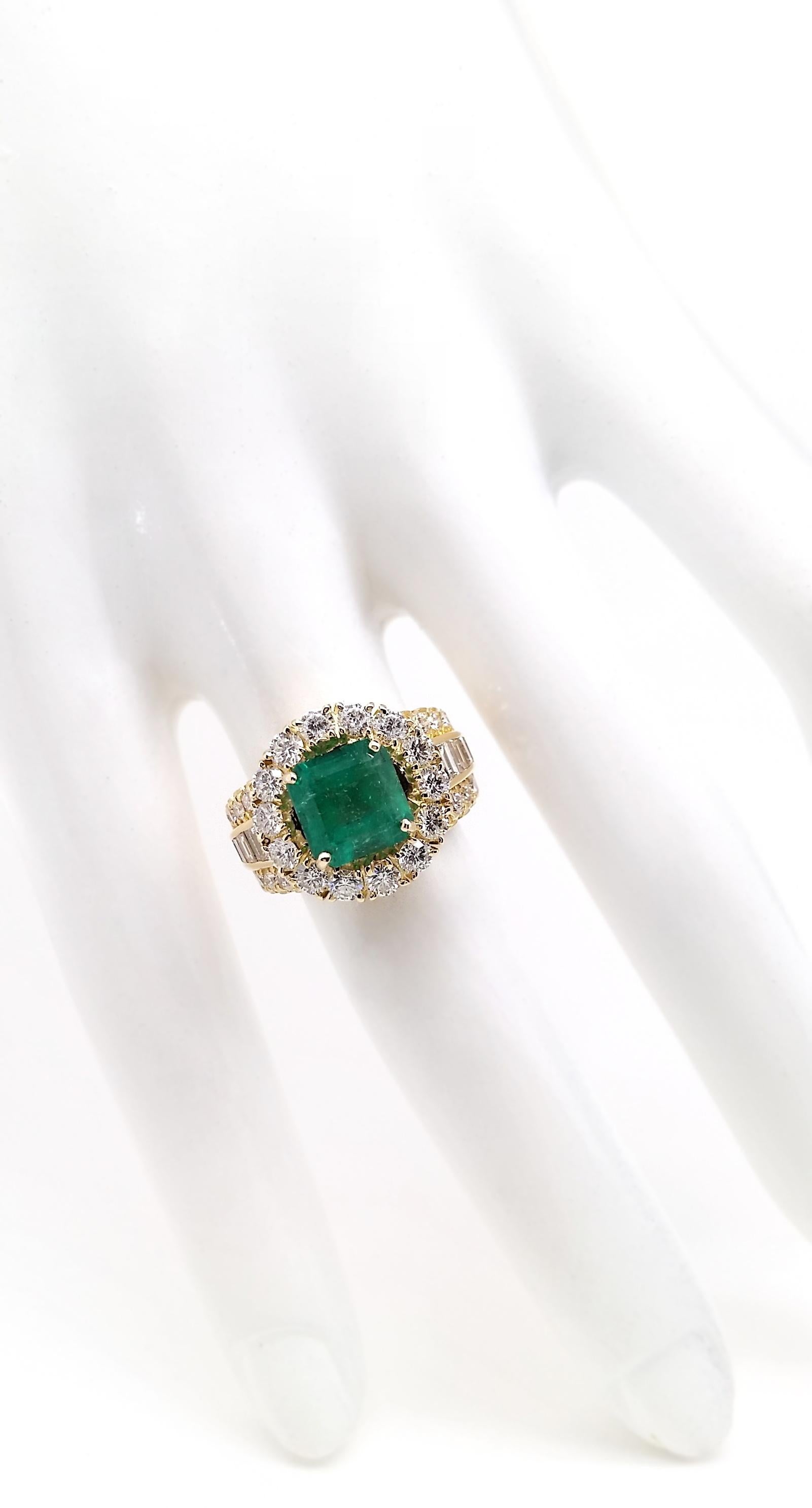 IGI Certified 2.71ct Colombia Emerald 2.76ct Diamonds 18K Yellow Gold Ring In New Condition For Sale In Hong Kong, HK