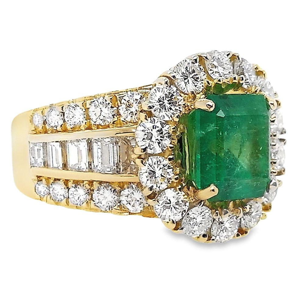 Women's or Men's IGI Certified 2.71ct Colombia Emerald 2.76ct Diamonds 18K Yellow Gold Ring For Sale