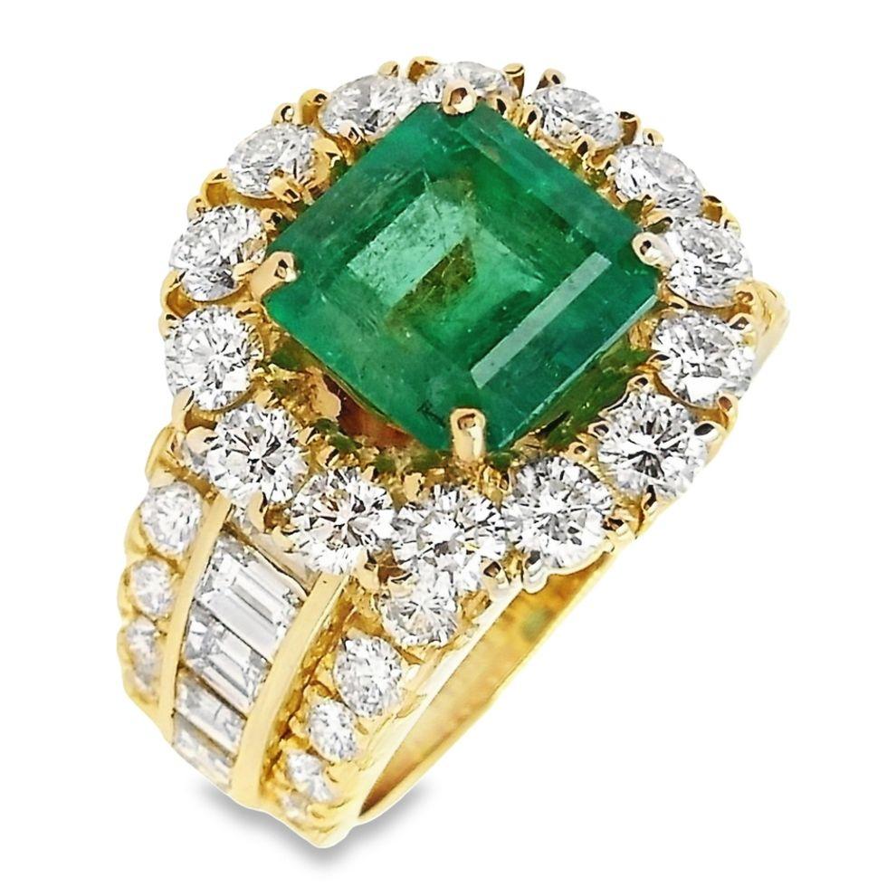 IGI Certified 2.71ct Colombia Emerald 2.76ct Diamonds 18K Yellow Gold Ring For Sale 1
