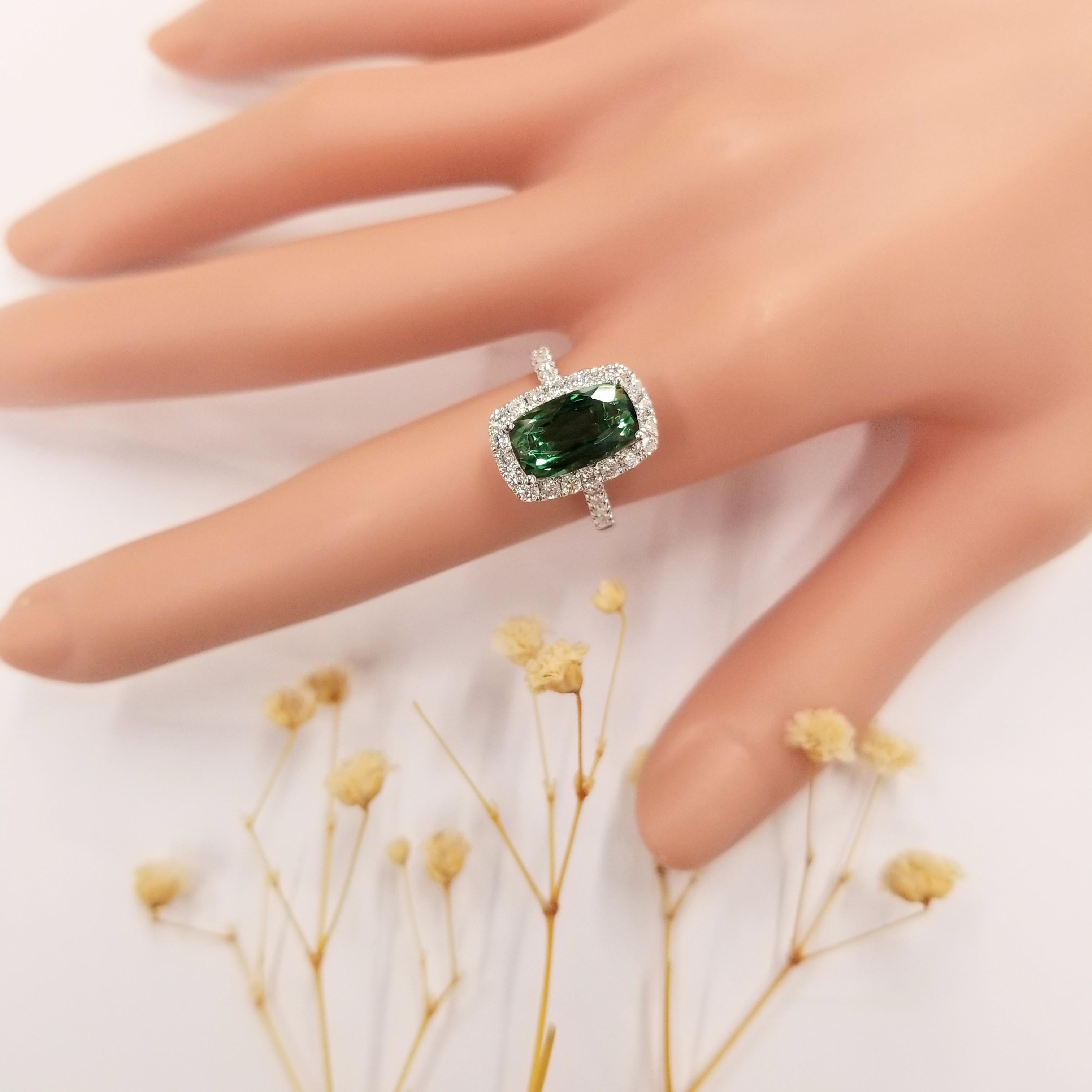 Bague en or blanc 18 carats avec tourmaline de 2,73 carats et diamants certifiés IGI Neuf - En vente à KOWLOON, HK