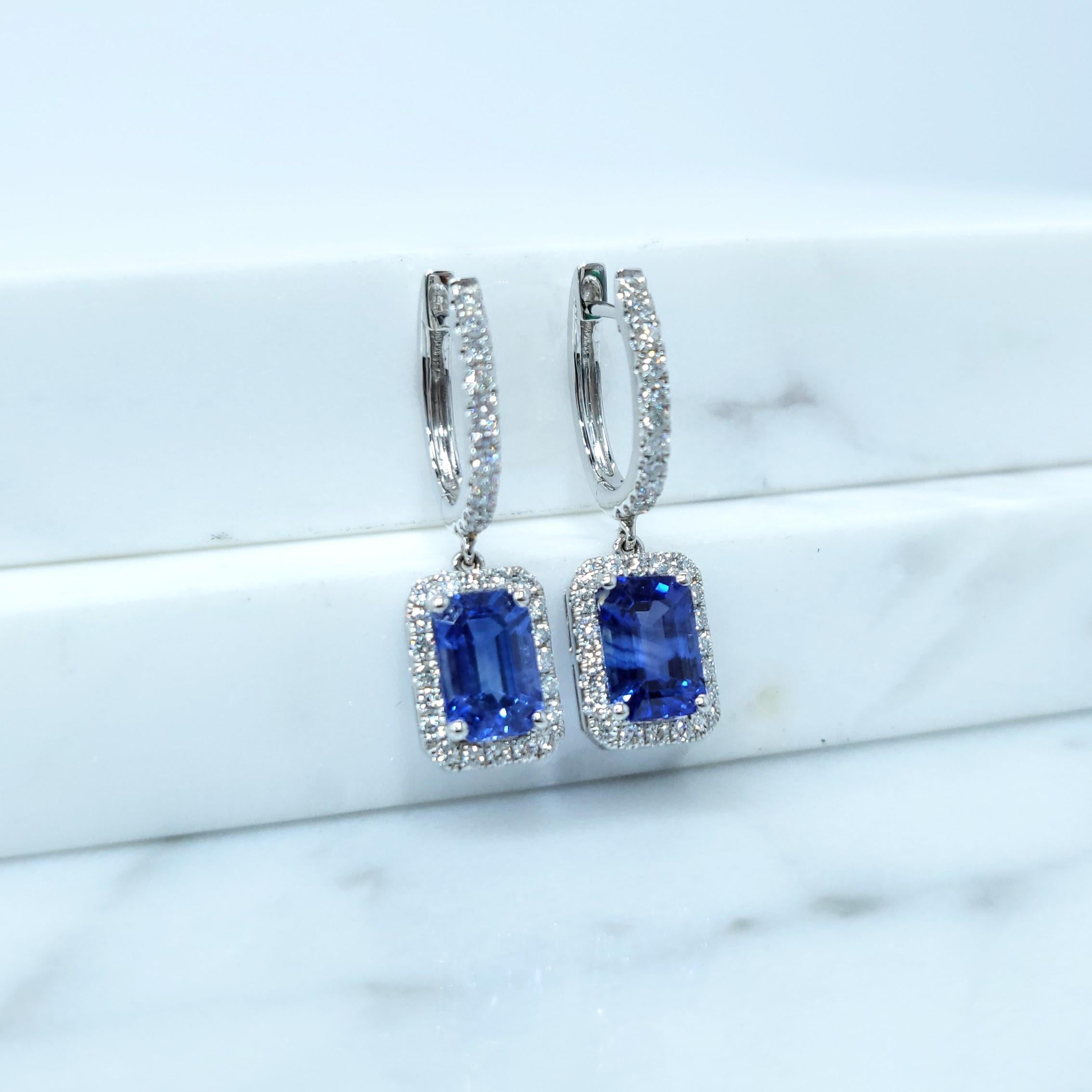 Boucles d'oreilles en or blanc 18 carats saphir et diamant certifiées IGI de 2,77 carats Neuf - En vente à KOWLOON, HK