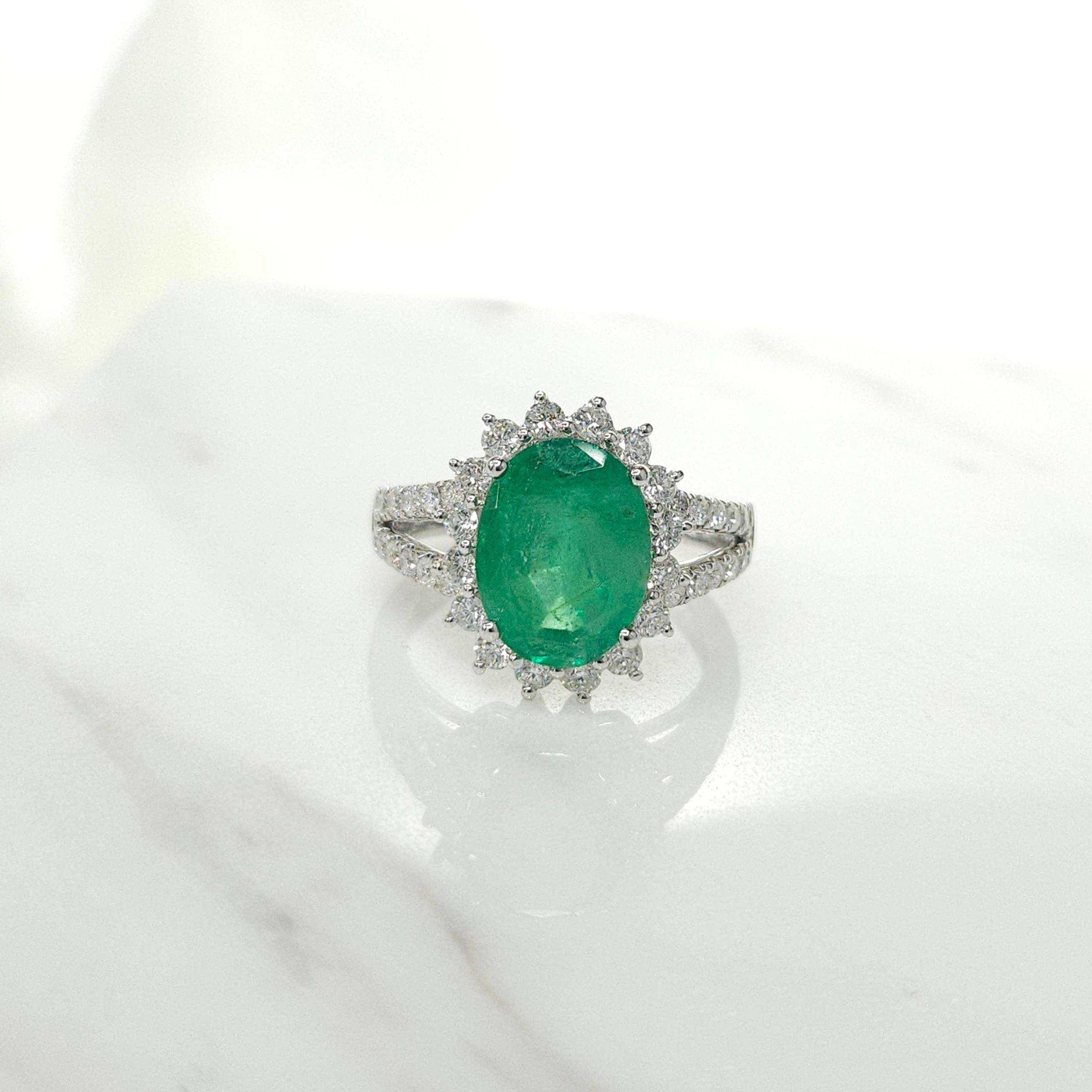 Wir präsentieren den beeindruckenden IGI-zertifizierten Ring aus 18 Karat Weißgold mit 2,78 Karat Smaragd und 0,81 Karat Diamant, ein wahrhaft atemberaubendes Schmuckstück, das Eleganz und Raffinesse ausstrahlt. Dieser exquisite Ring zeigt die