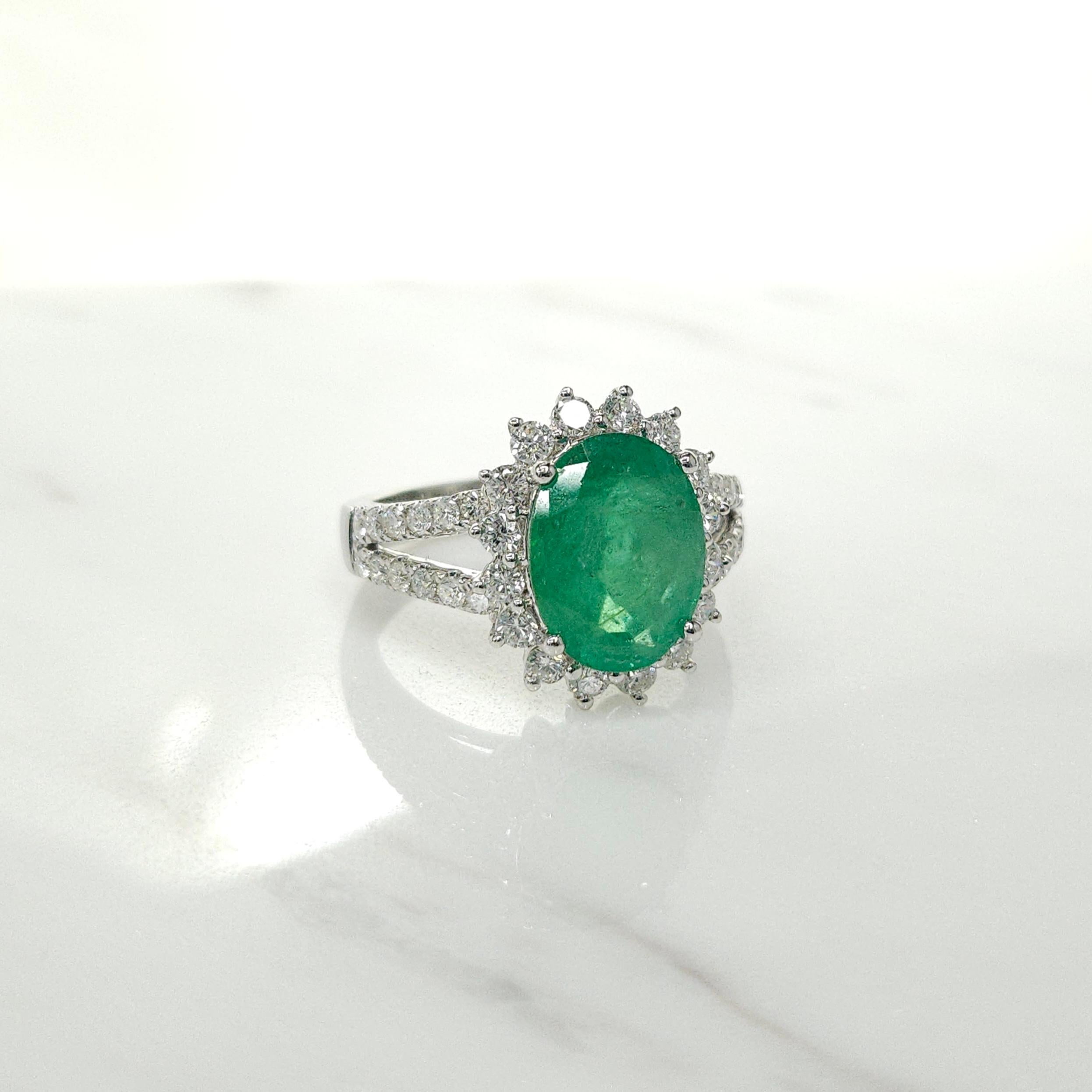 IGI-zertifizierter Ring mit 2,78 Karat natürlichem Smaragd und 0,81 Karat Diamanten (Moderne) im Angebot