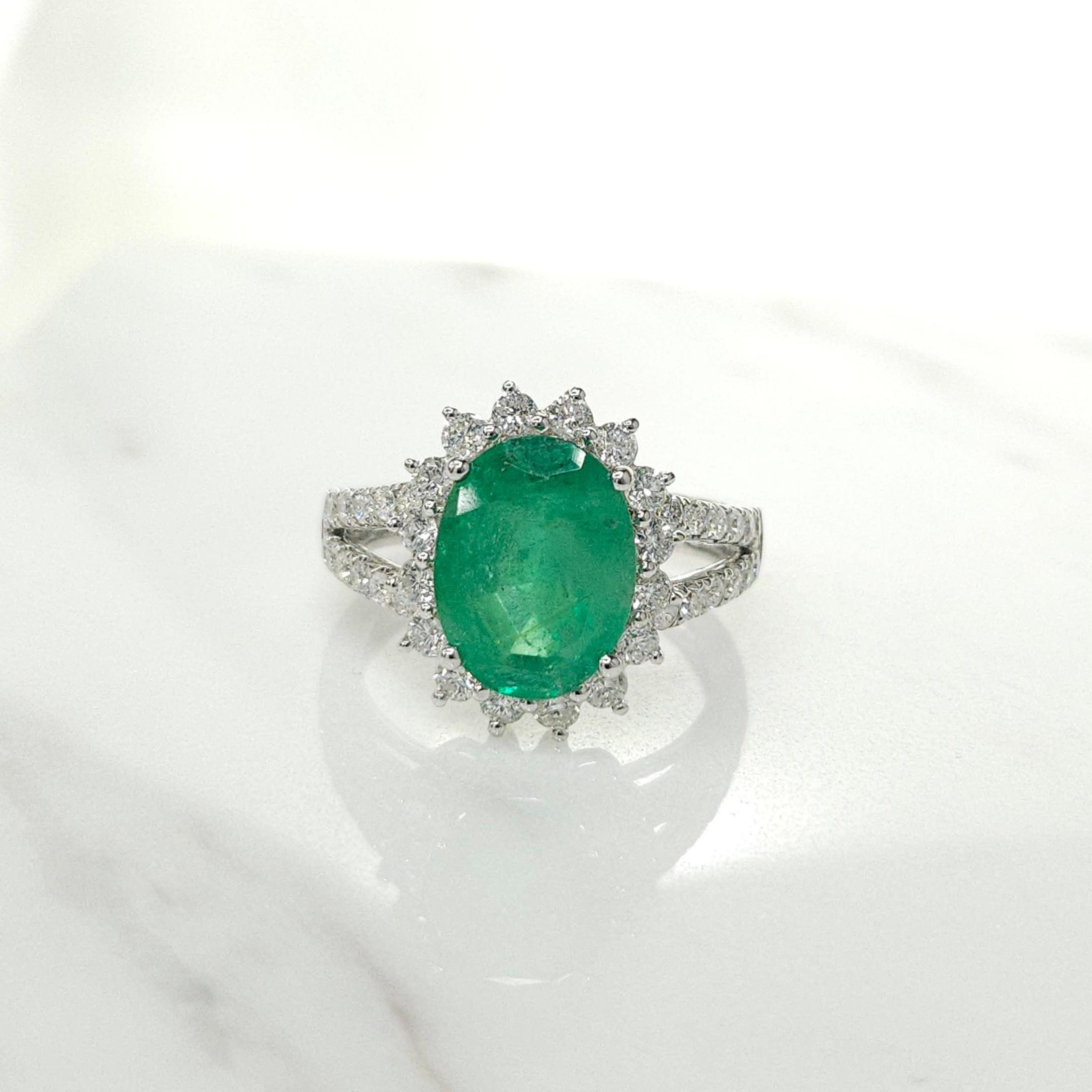 IGI-zertifizierter Ring mit 2,78 Karat natürlichem Smaragd und 0,81 Karat Diamanten im Zustand „Neu“ im Angebot in KOWLOON, HK