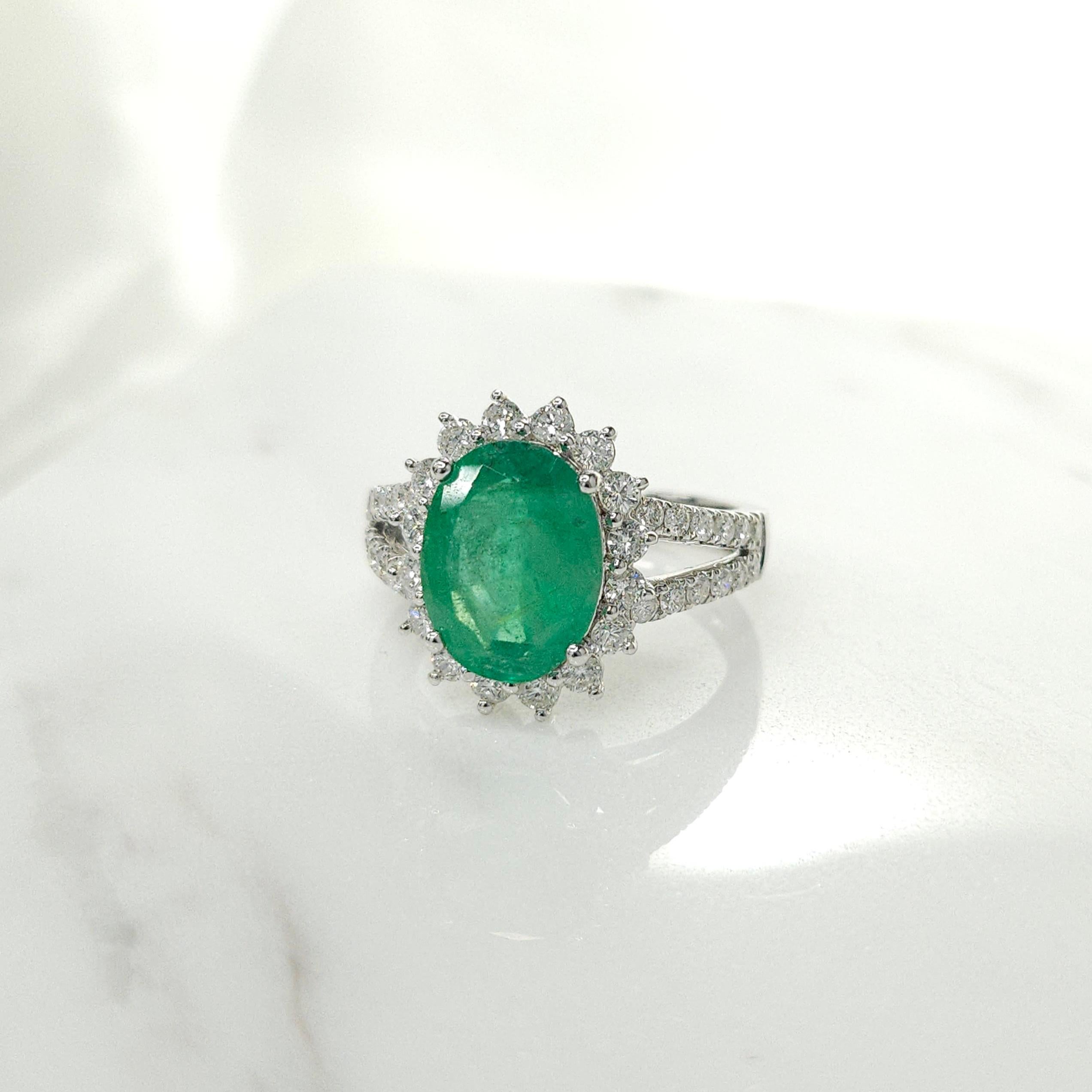 IGI-zertifizierter Ring mit 2,78 Karat natürlichem Smaragd und 0,81 Karat Diamanten Damen im Angebot