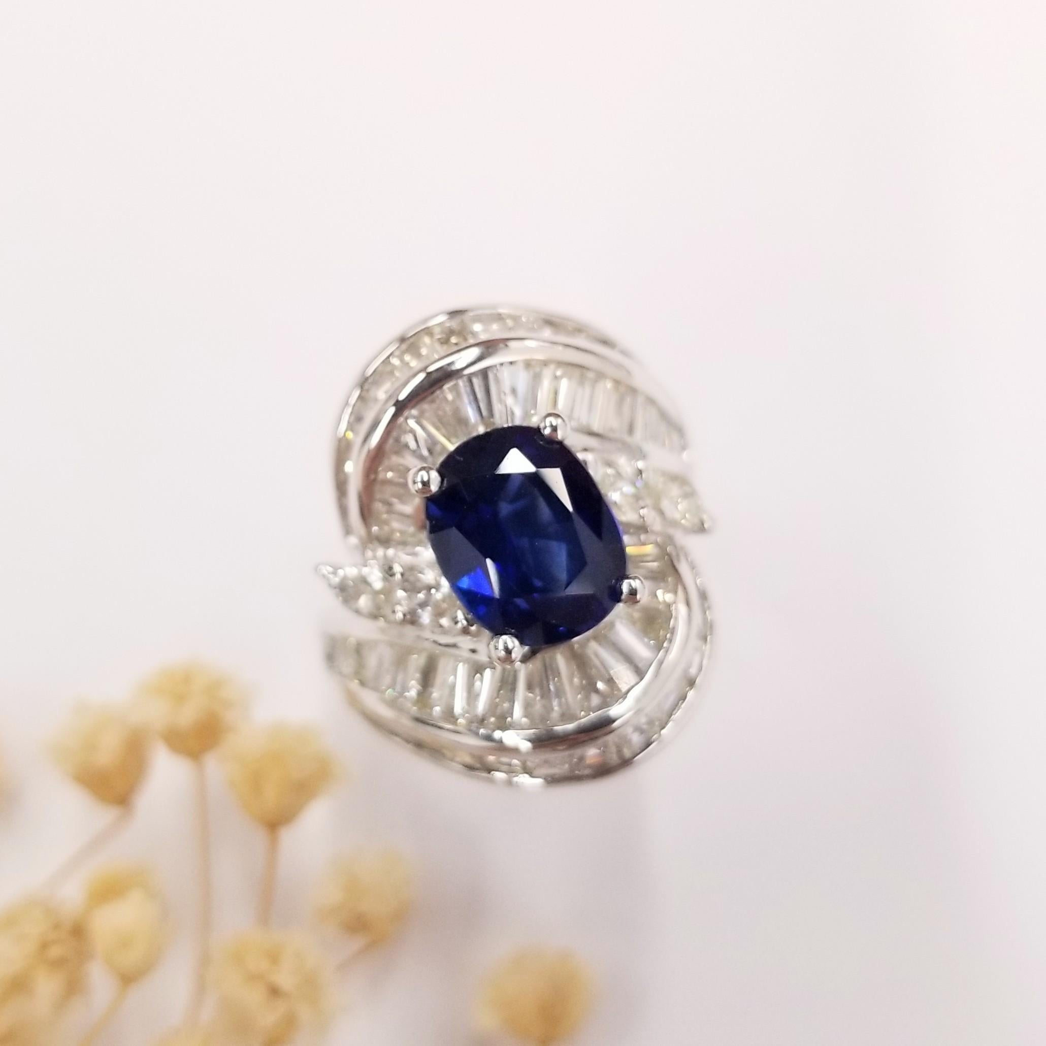 Modern IGI Certified 2.78Carat Blue Sapphire & Diamond Ring in 18K White Gold For Sale