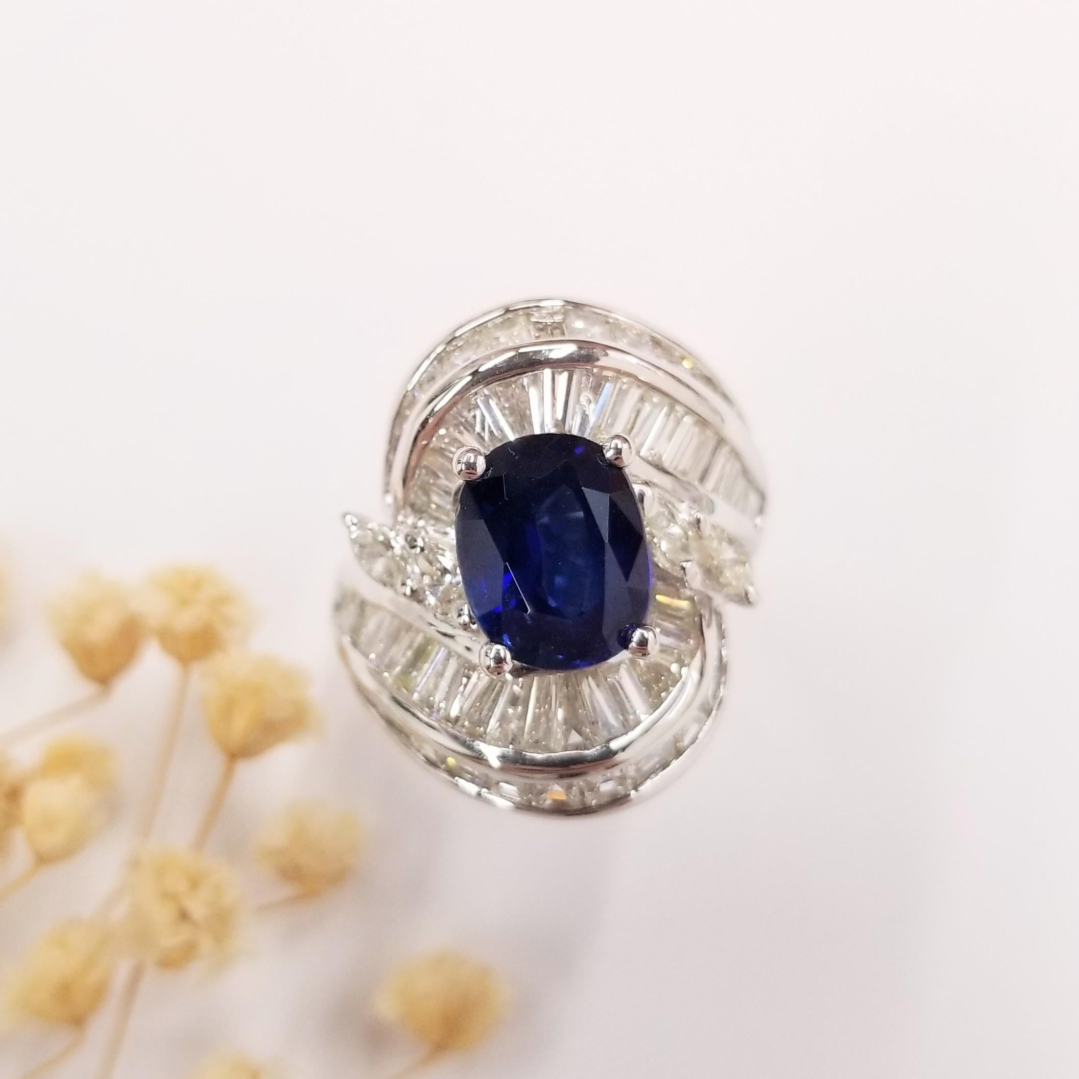 IGI Certified 2.78Carat Blue Sapphire & Diamond Ring in 18K White Gold In New Condition For Sale In KOWLOON, HK