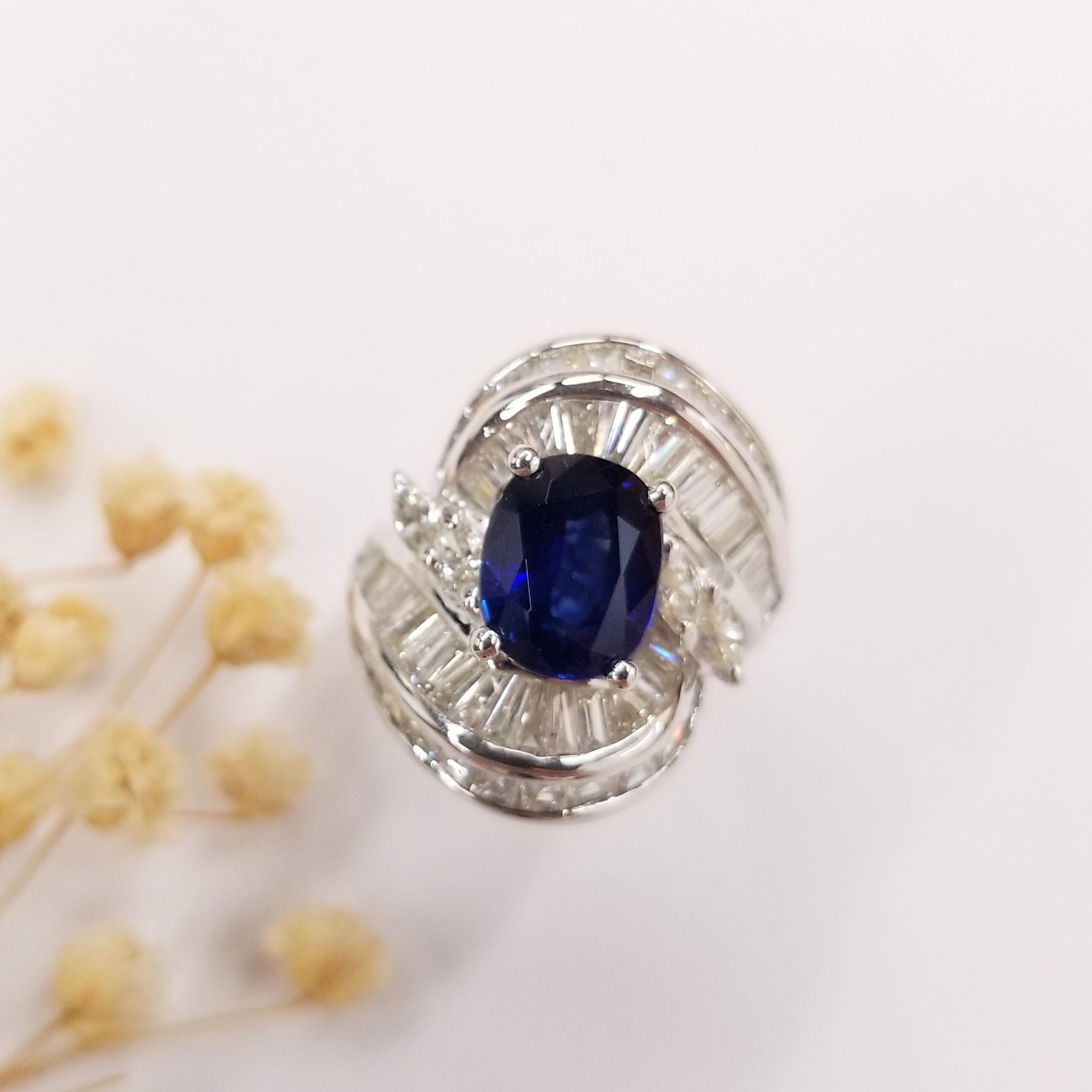 Women's IGI Certified 2.78Carat Blue Sapphire & Diamond Ring in 18K White Gold For Sale