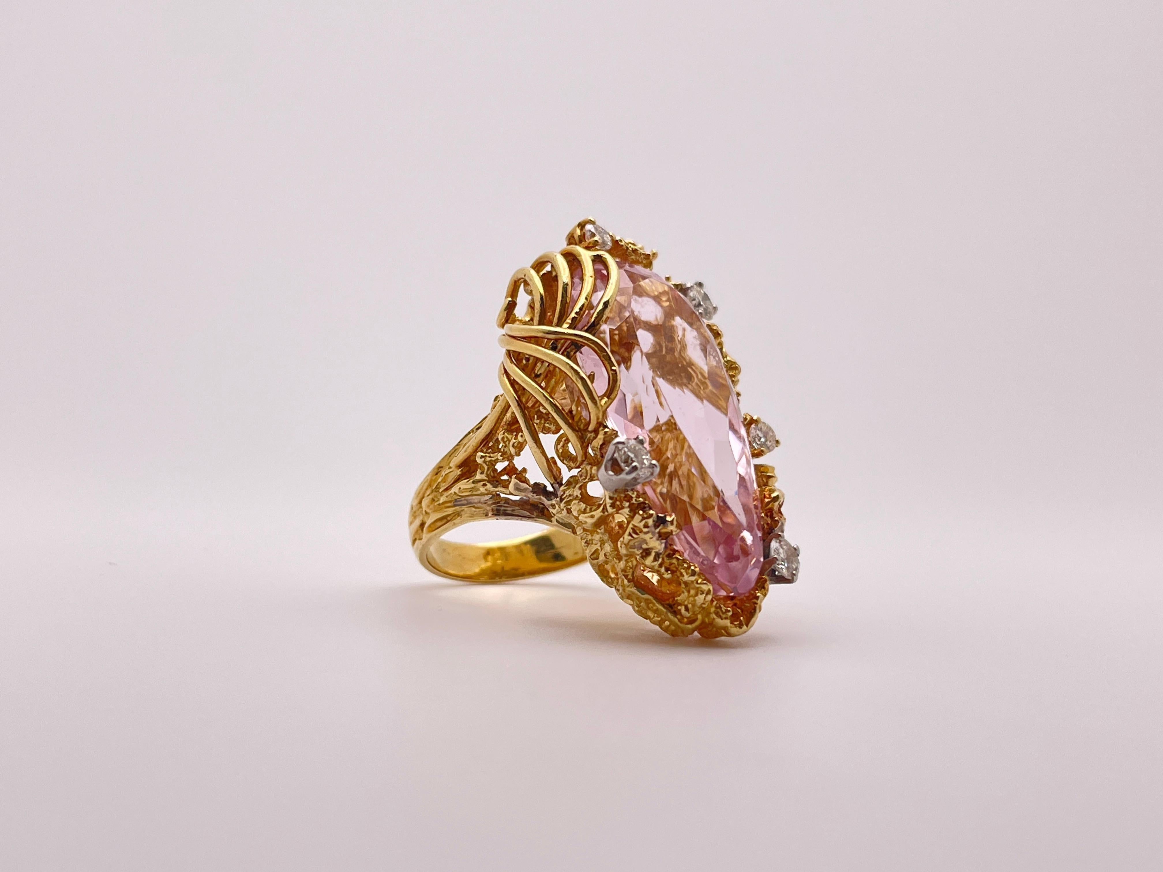 Extraordinaire bague en or jaune 18 carats certifiée IGI, ornée de diamants et de kunzite rose. Au centre, une superbe kunzite rose naturelle en forme de poire à facettes pesant un étonnant 28 CT et mesurant 28,50 x 15,20 x 9,50 mm, nichée dans une