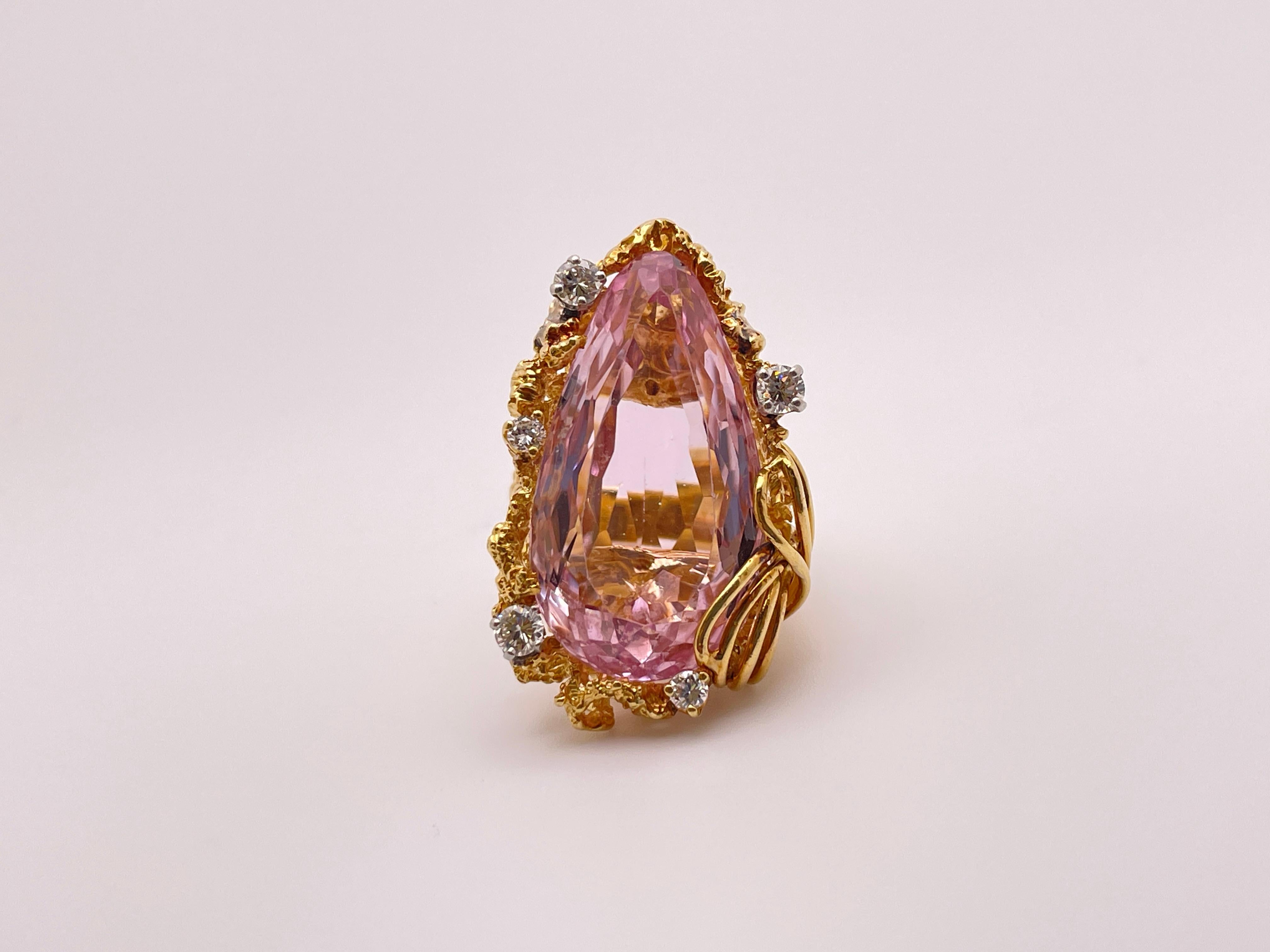 Taille poire Bague en or jaune 18 carats certifiée IGI avec 28 CT de diamants en kunzite rose naturelle en vente