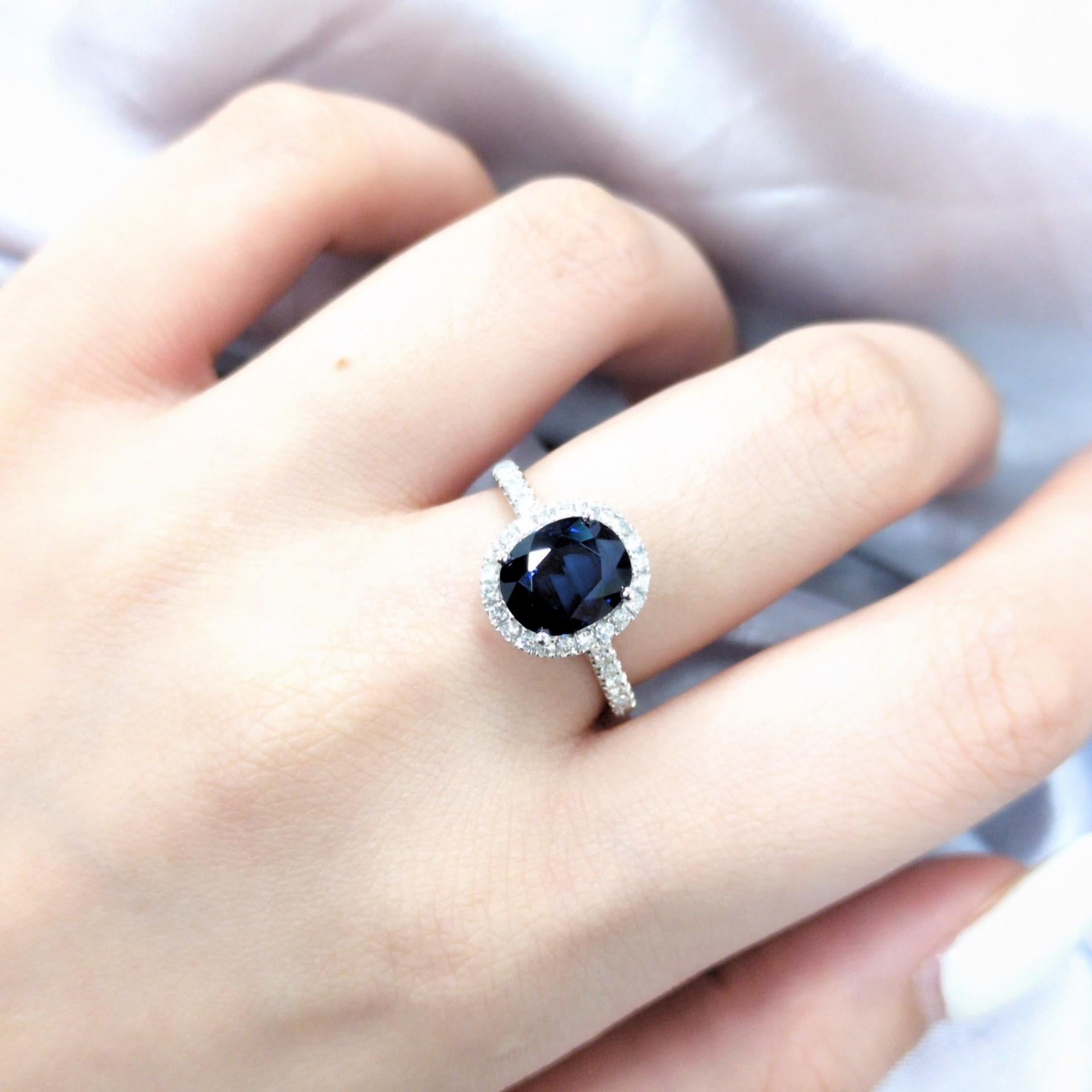 Anillo de zafiro y diamante de oro blanco de 18 quilates con certificado IGI de 2,87 quilates Moderno en venta