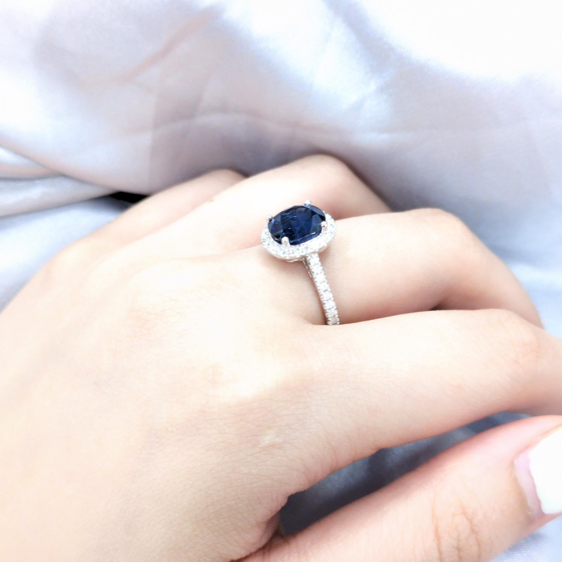 Anillo de zafiro y diamante de oro blanco de 18 quilates con certificado IGI de 2,87 quilates Corte oval en venta