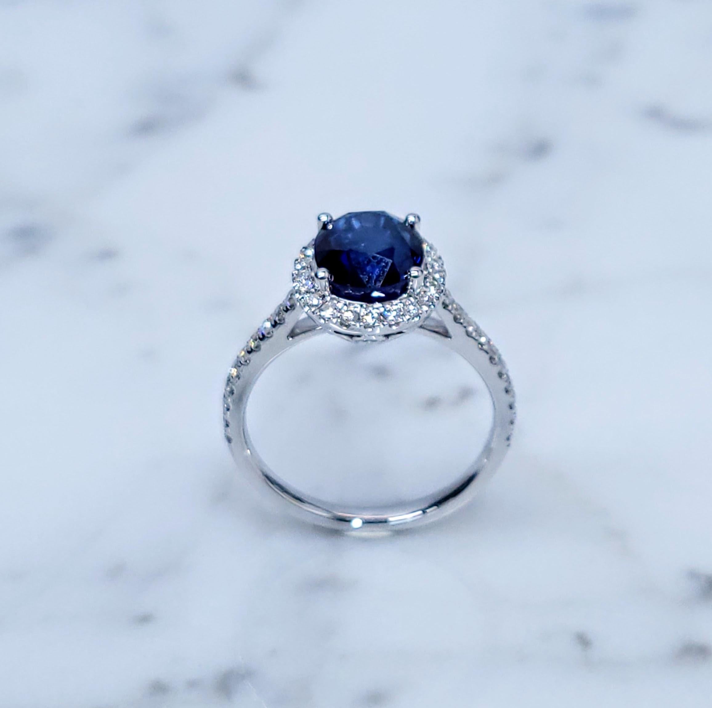 Anillo de zafiro y diamante de oro blanco de 18 quilates con certificado IGI de 2,87 quilates en Nuevo estado para la venta en KOWLOON, HK
