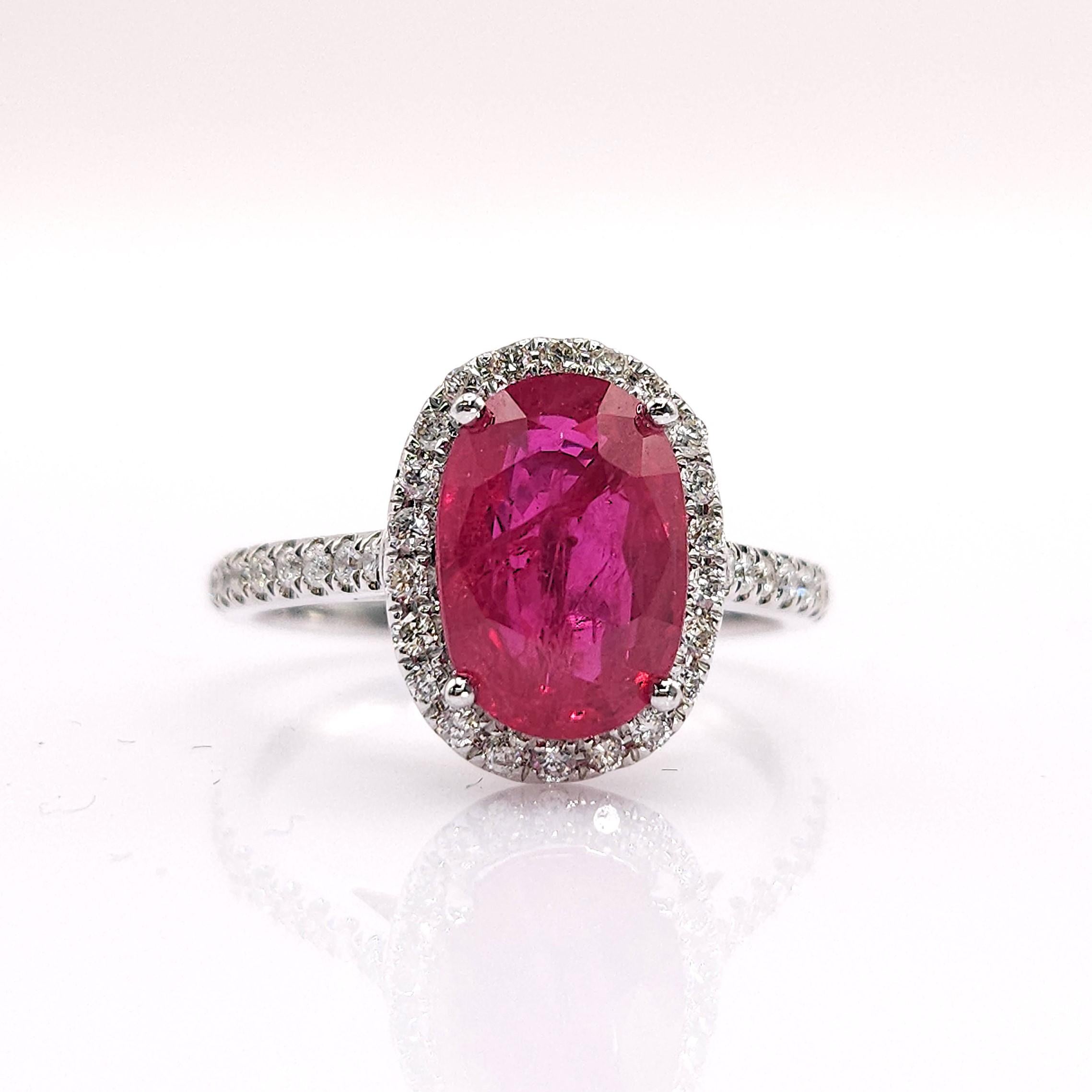IGI Certified 2.89 Carat Ruby & Diamond Ring in 18K White Gold In New Condition For Sale In KOWLOON, HK