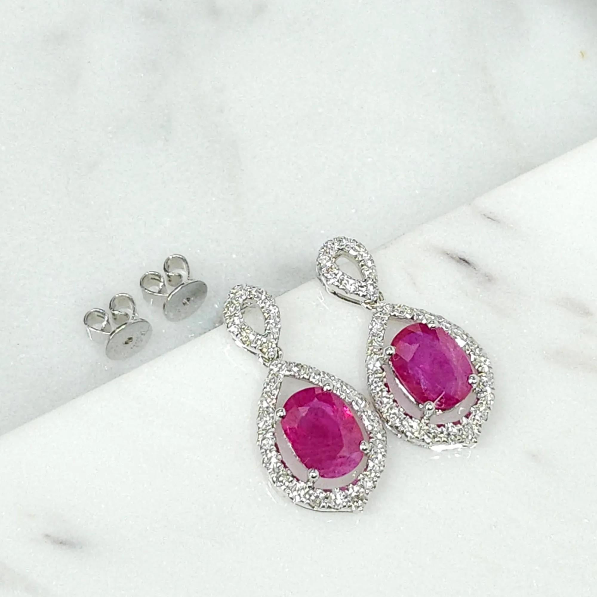 Boucles d'oreilles en or blanc 18 carats certifiées IGI et composées de rubis de Birmanie et de diamants de 2,89 ct. Pour femmes en vente