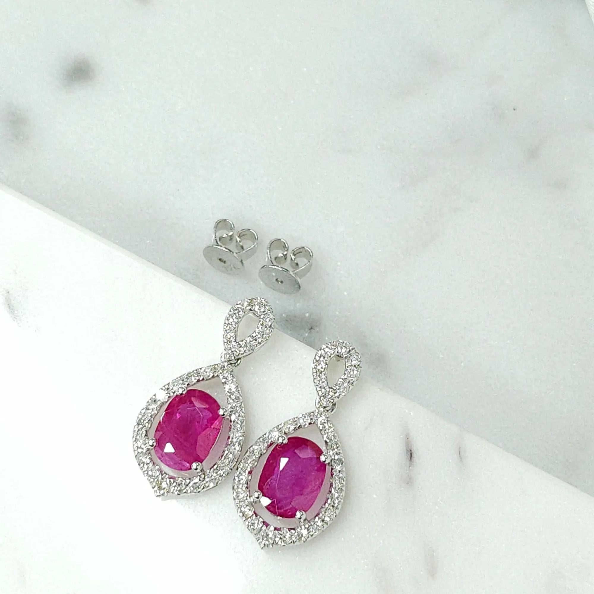 Boucles d'oreilles en or blanc 18 carats certifiées IGI et composées de rubis de Birmanie et de diamants de 2,89 ct. Neuf - En vente à KOWLOON, HK
