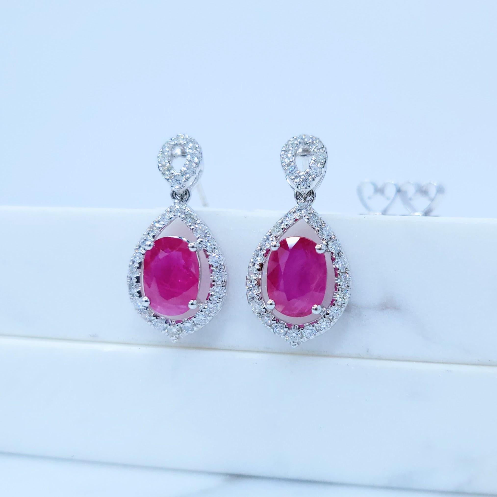Boucles d'oreilles en or blanc 18 carats certifiées IGI et composées de rubis de Birmanie et de diamants de 2,89 ct. en vente 2