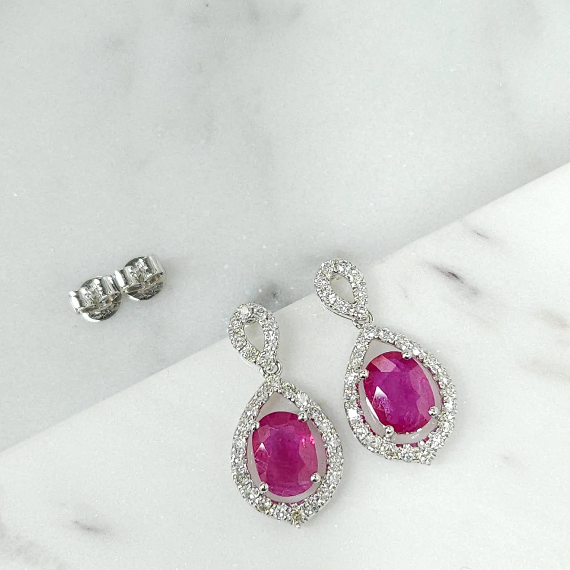 Boucles d'oreilles en or blanc 18 carats certifiées IGI et composées de rubis de Birmanie et de diamants de 2,89 ct. en vente 1