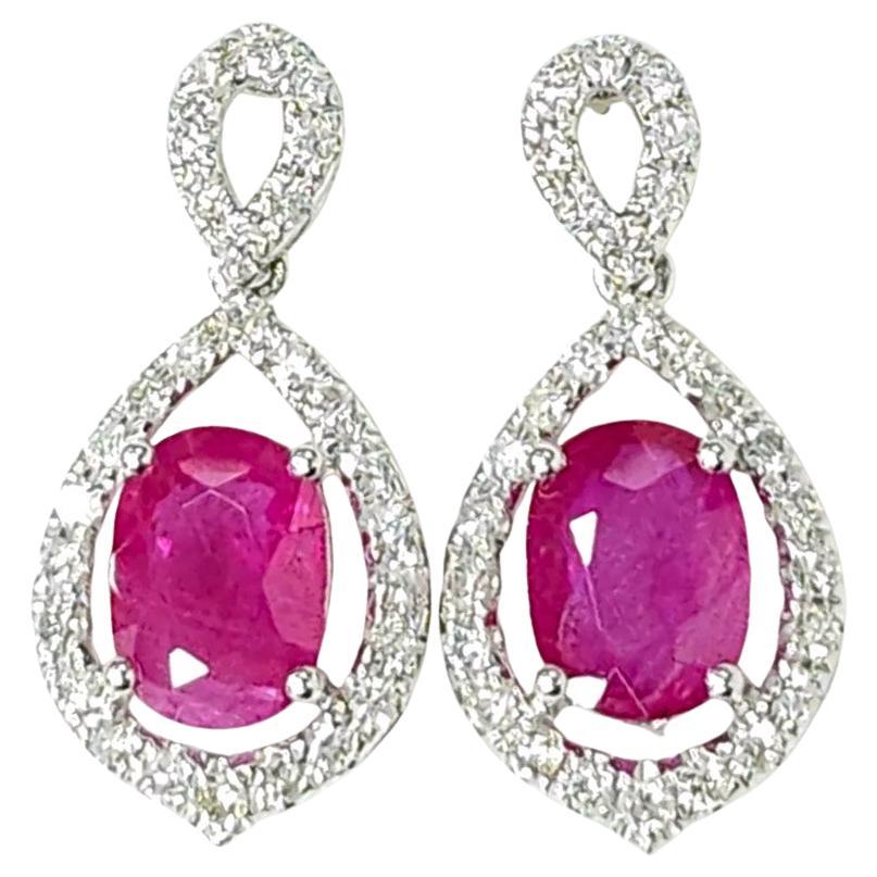 Boucles d'oreilles en or blanc 18 carats certifiées IGI et composées de rubis de Birmanie et de diamants de 2,89 ct.