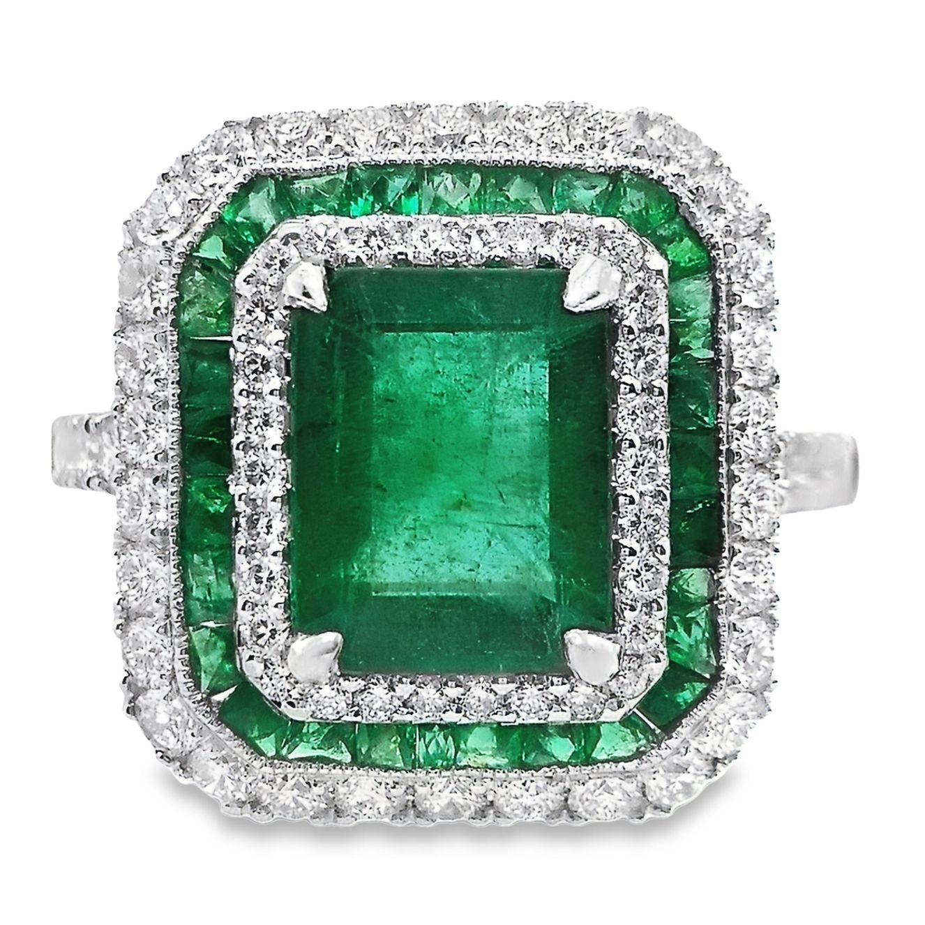 Uno splendido anello con smeraldo in oro bianco 18 carati, della collezione Top Crown Jewelry. 
Questi pezzi centrali di smeraldi naturali da 2,24 carati hanno un colore verde intenso unico, circondati da smeraldi da 0,65 carati e diamanti bianchi
