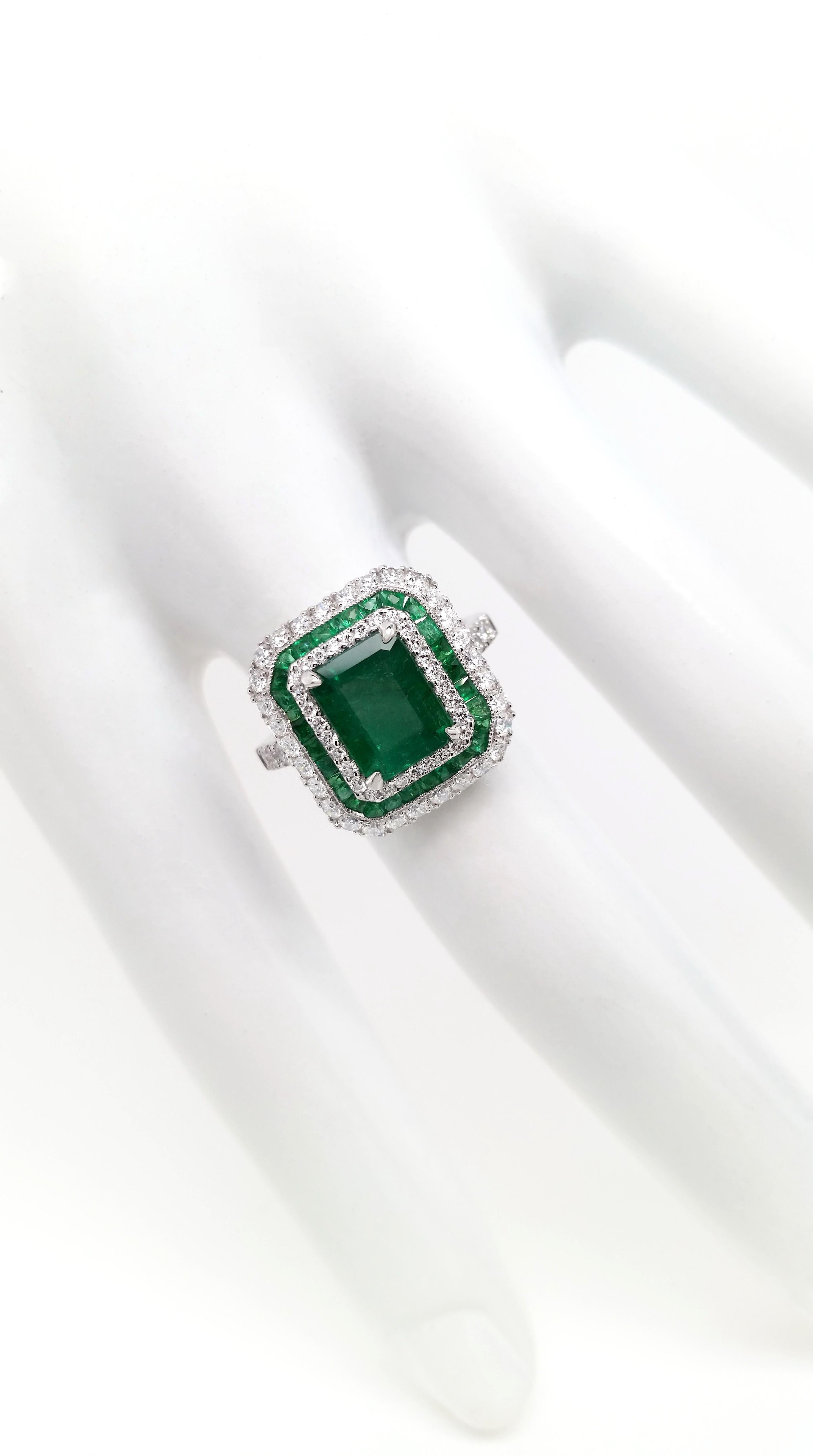 IGI Certified 2.89ct Natural Emeralds 0.87 Carat Natural Diamonds 18K Gold Ring In New Condition For Sale In Hong Kong, HK