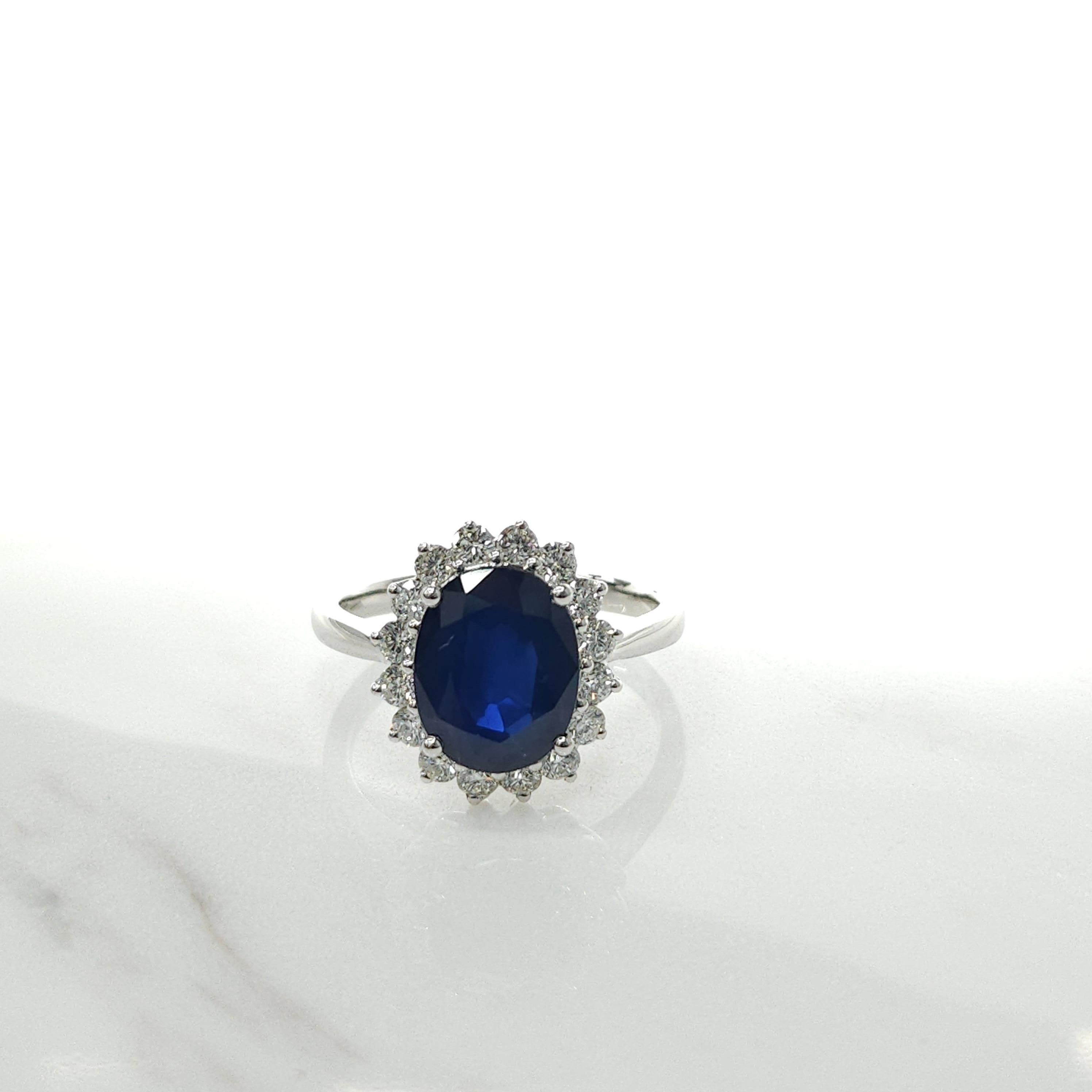 Women's or Men's IGI Certified 2.90 Carat Blue Sapphire & Diamond Ring in 18K White Gold For Sale