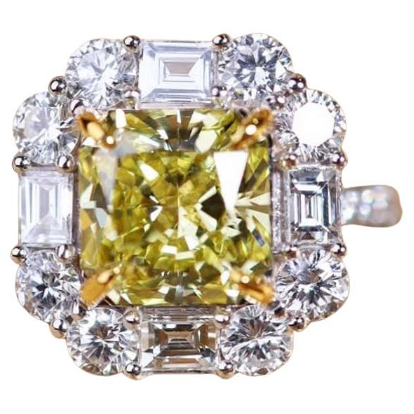 IGI Certified 2.90 Ct Fancy Light Yellow Diamond 18K Gold Ring For Sale