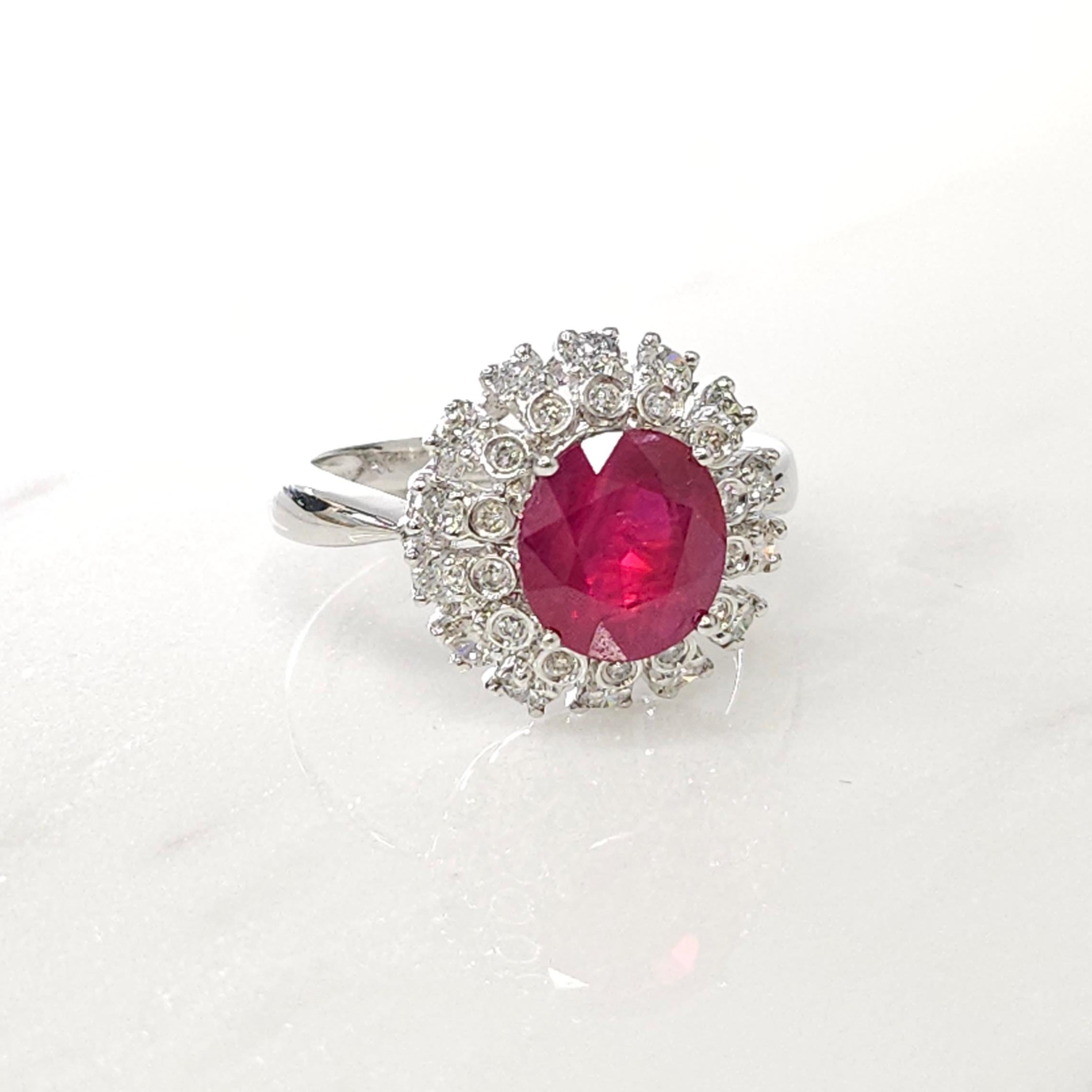 IGI Certified 2.91 Carat Ruby & Diamond Ring in 18K White Gold In New Condition For Sale In KOWLOON, HK