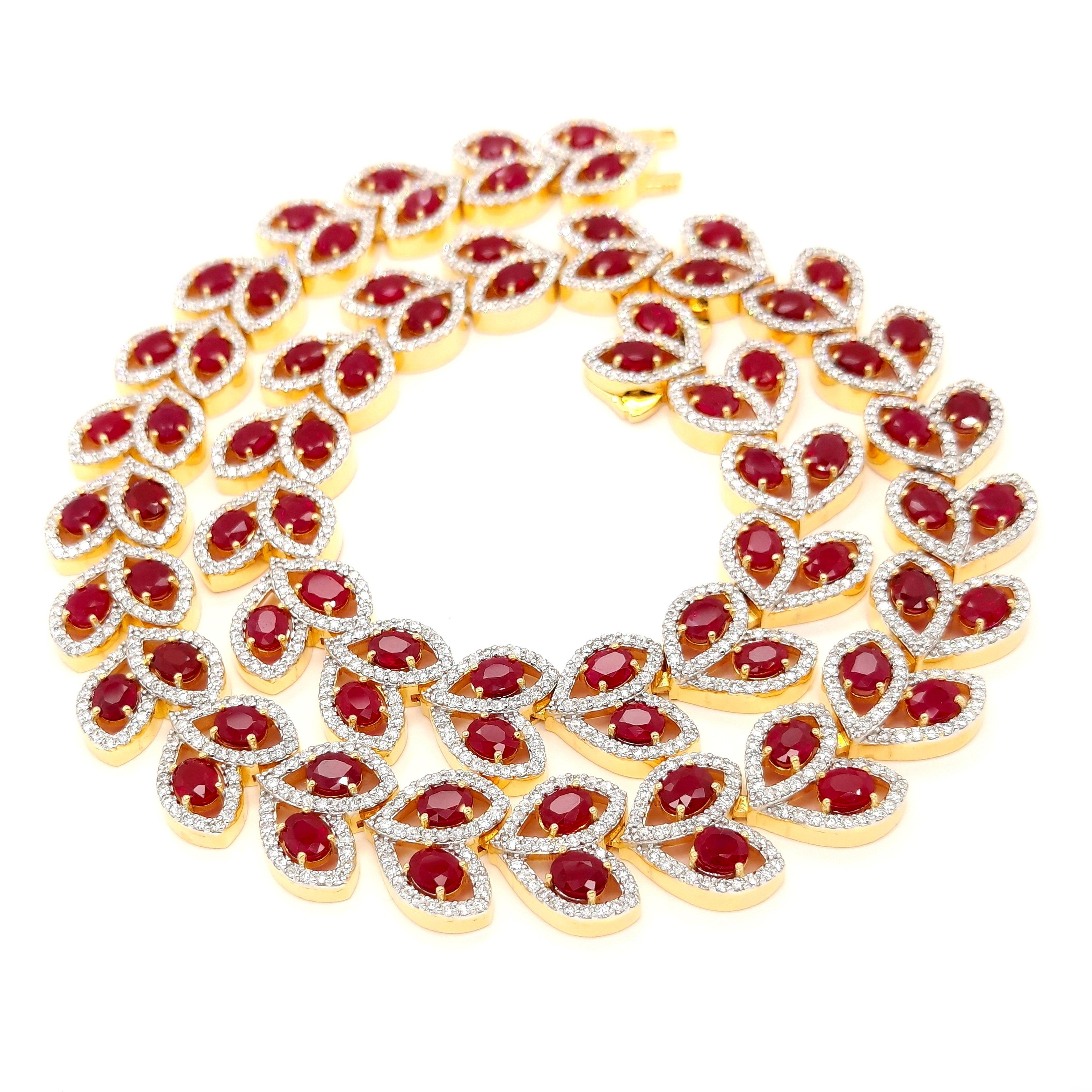 Tauchen Sie ein in die Faszination dieser exquisiten Halskette mit einer Reihe von opulenten Edelsteinen. Dieses Collier aus feinsten Materialien besteht aus 76 ovalen Rubinen mit gemischtem Schliff aus Burma, die von IGI für ihren natürlichen