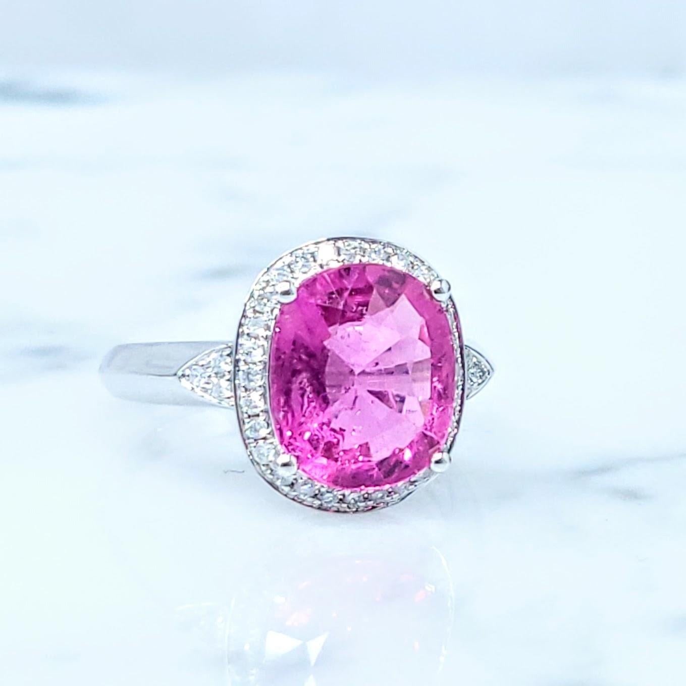 Anello con rubellite rosa e diamanti certificato IGI da 2,94 carati in oro bianco 18 carati in vendita 4